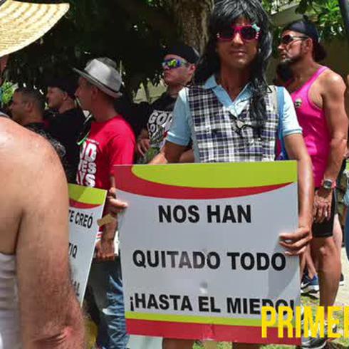 Marchan sin miedo en la parada gay de San Juan