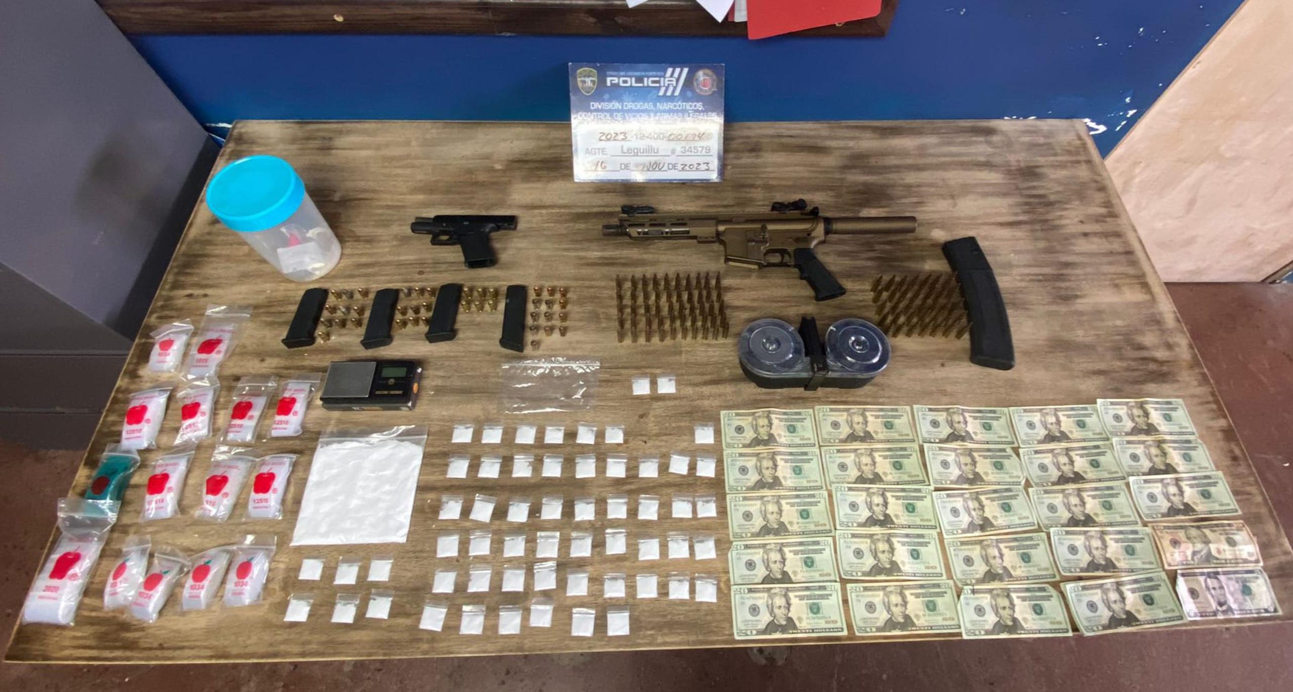 Las armas, cargadores, municiones y cocaína fueron ocupados durante un allanamiento en una residencia del barrio Carola, en Río Grande.