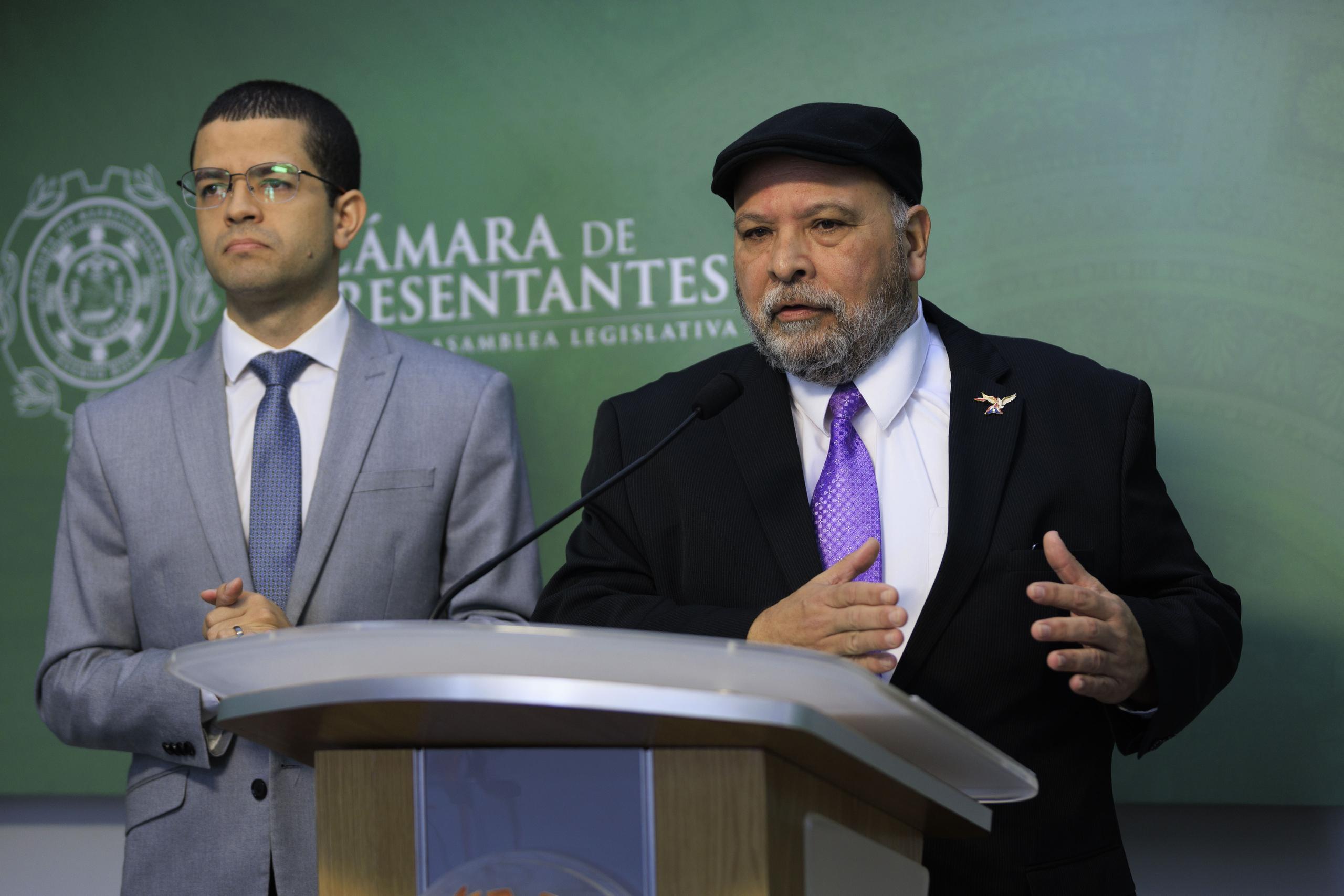 Los representantes José Bernardo Márquez y Luis Raúl Torres Cruz durante la conferencia de prensa.