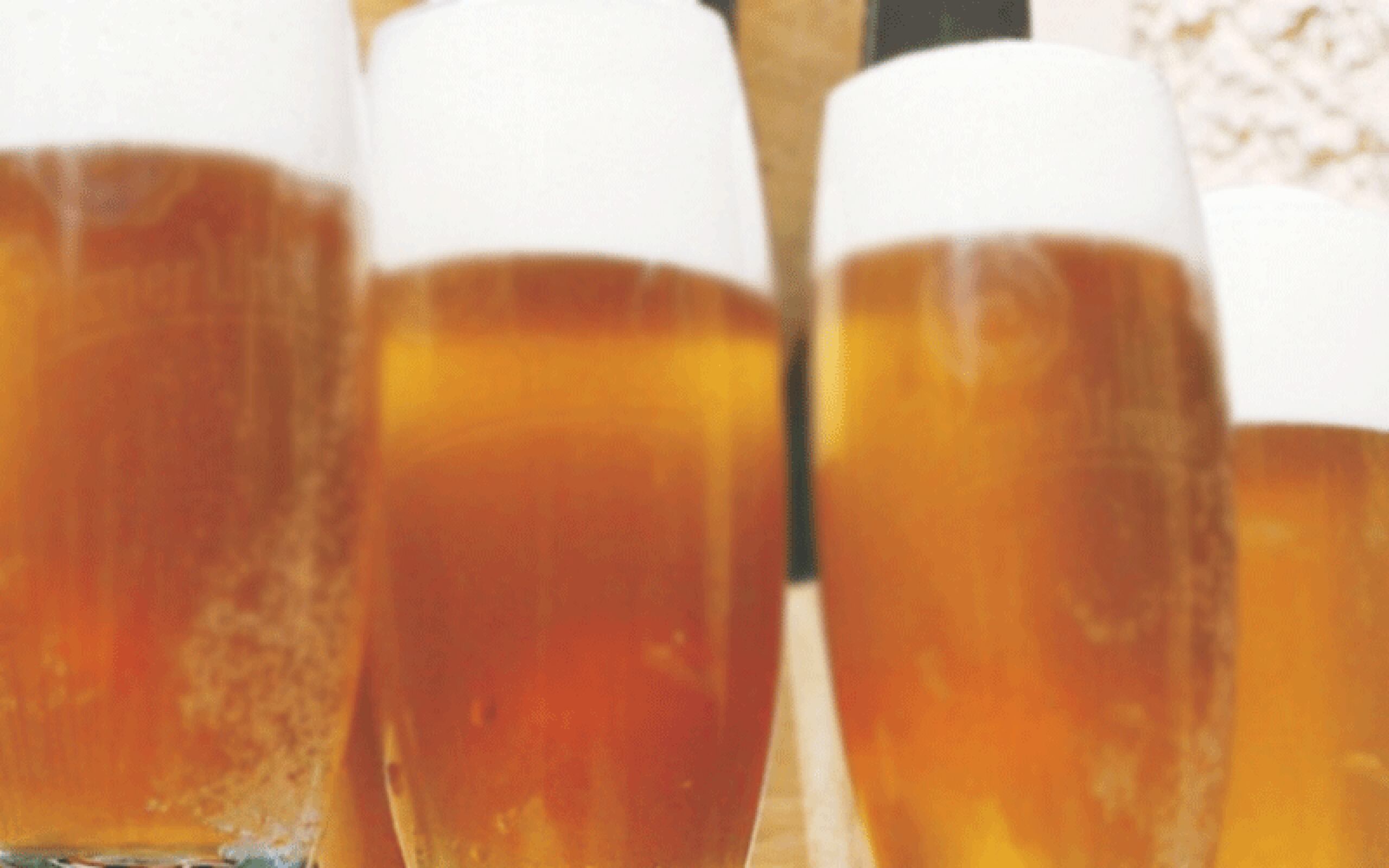 En el estudio se afirma que la  cerveza que se bebe con  las comida “ejerce también un efecto protector mayor a nivel cardiovascular que otras bebidas alcohólicas”. (Archivo)