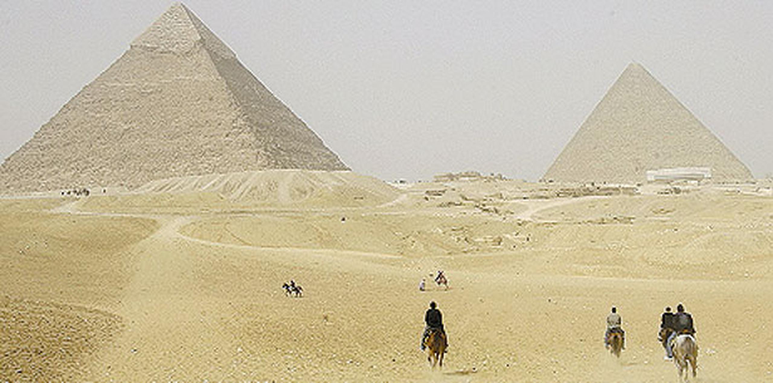 Los ingresos generados por el turismo en Egipto, que en 2014 ascendieron a 7,300 millones de dólares, suponen una de las principales fuentes de divisas en el país, junto con los generados por el tráfico del canal de Suez y las remesas enviadas por los egipcios que viven en el extranjero. (Archivo)