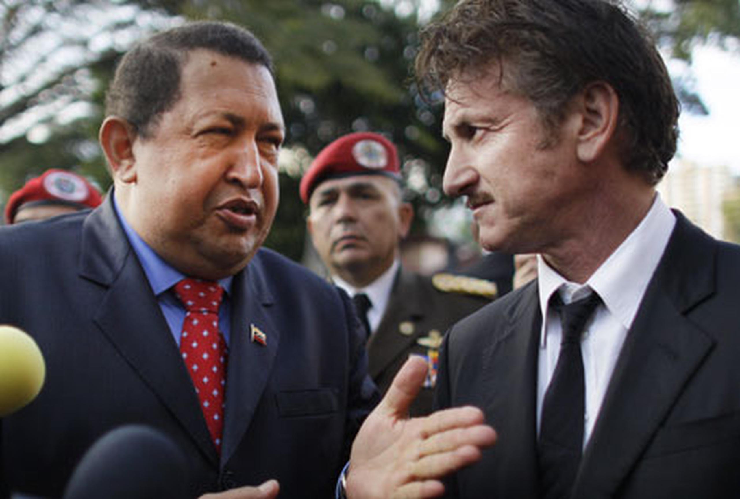 Sean Penn, un ferviente seguidor de Chávez en agosto de 2002, se unió a Chávez durante un mitin político electoral. (AP)