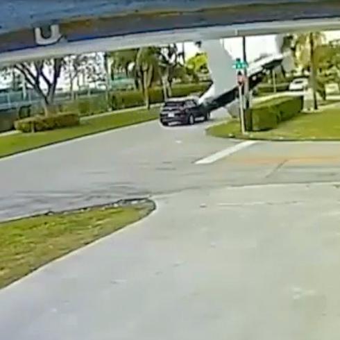 Vídeo de avioneta que se estrelló contra guagua en Florida