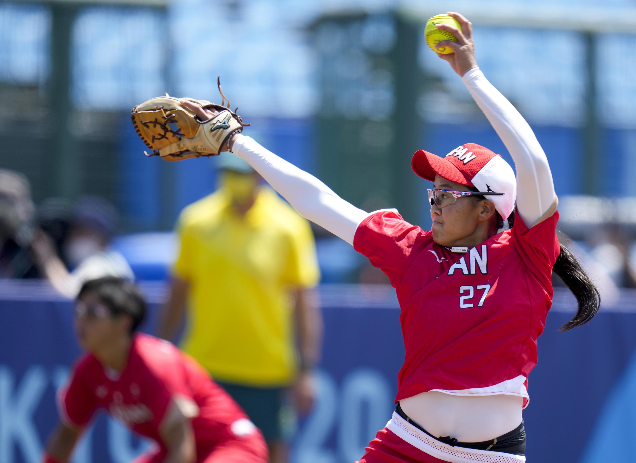 La lanzadora Miu Goto, de Japón, realiza un envío durante el encuentro inaugural del sóftbol femenino y de las Olimpiadas Tokio 2021.