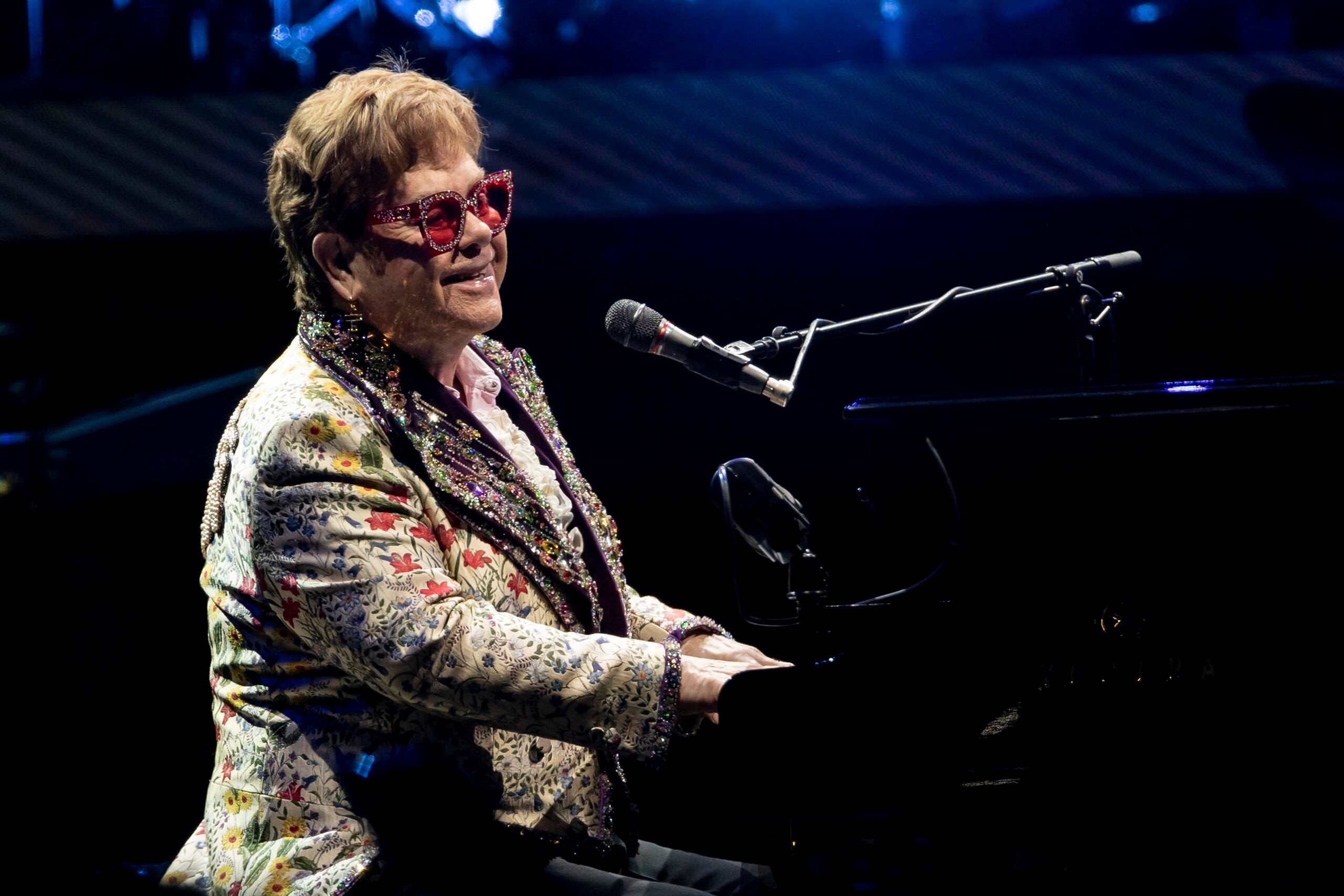 Elton John instó a sus fans a que se quedaran con sus boletos "ya que serán honrados en las fechas reprogramadas que se anunciarán pronto”.