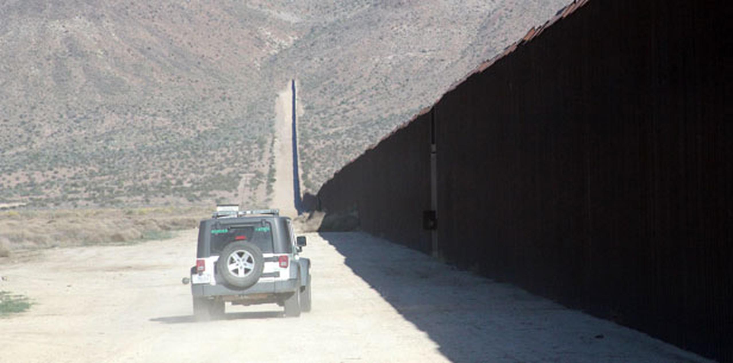 Durante su campaña, el mandatario prometió la construcción de un muro impenetrable a lo largo de la frontera con México, que sería fabricado de acero y concreto.  (Archivo)