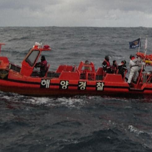 Impresionante rescate de tripulantes del barco de carga hundido entre Japón y Corea del Sur