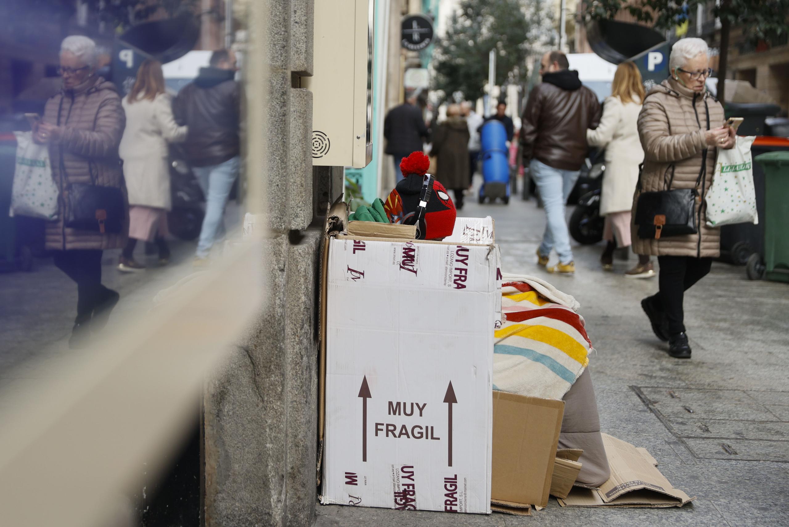 Foto de archivo de una persona sin hogar que se resguarda del frío con cartones en Madrid. EFE/Mariscal
