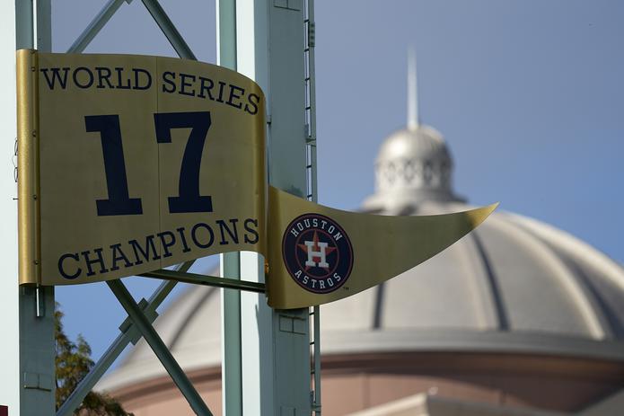 Esta fotografía del lunes 25 de octubre de 2021, muestra el banderín del campeonato de los Astros de Houston en la Serie Mundial de 2017.