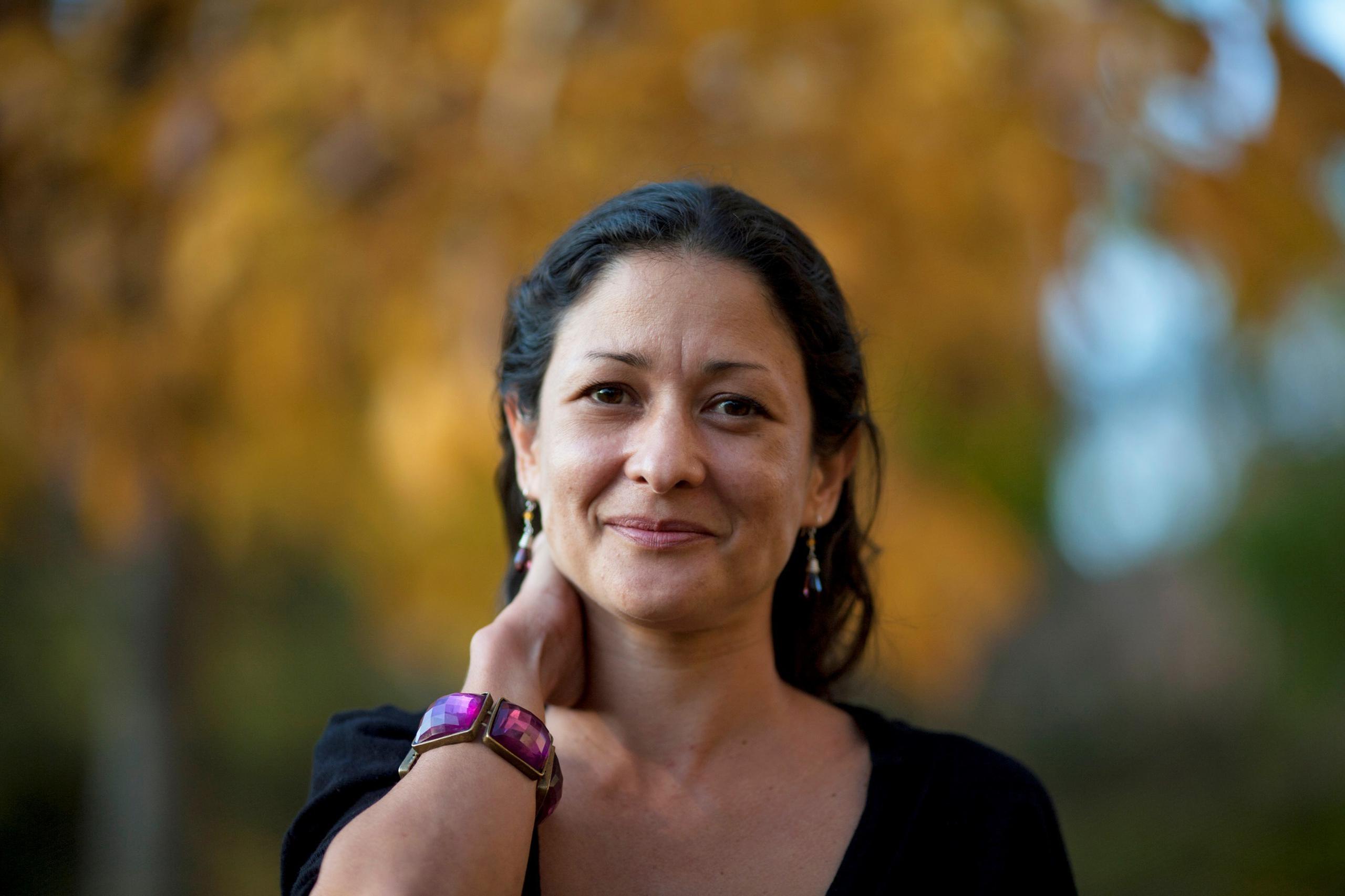 La escritora ha publicado otras cuatro novelas: Cosquillas en la lengua" (2003), "Coleccionistas de polvos raros" (2007), "Conspiración iguana" (2009) y "La perra" (2017).