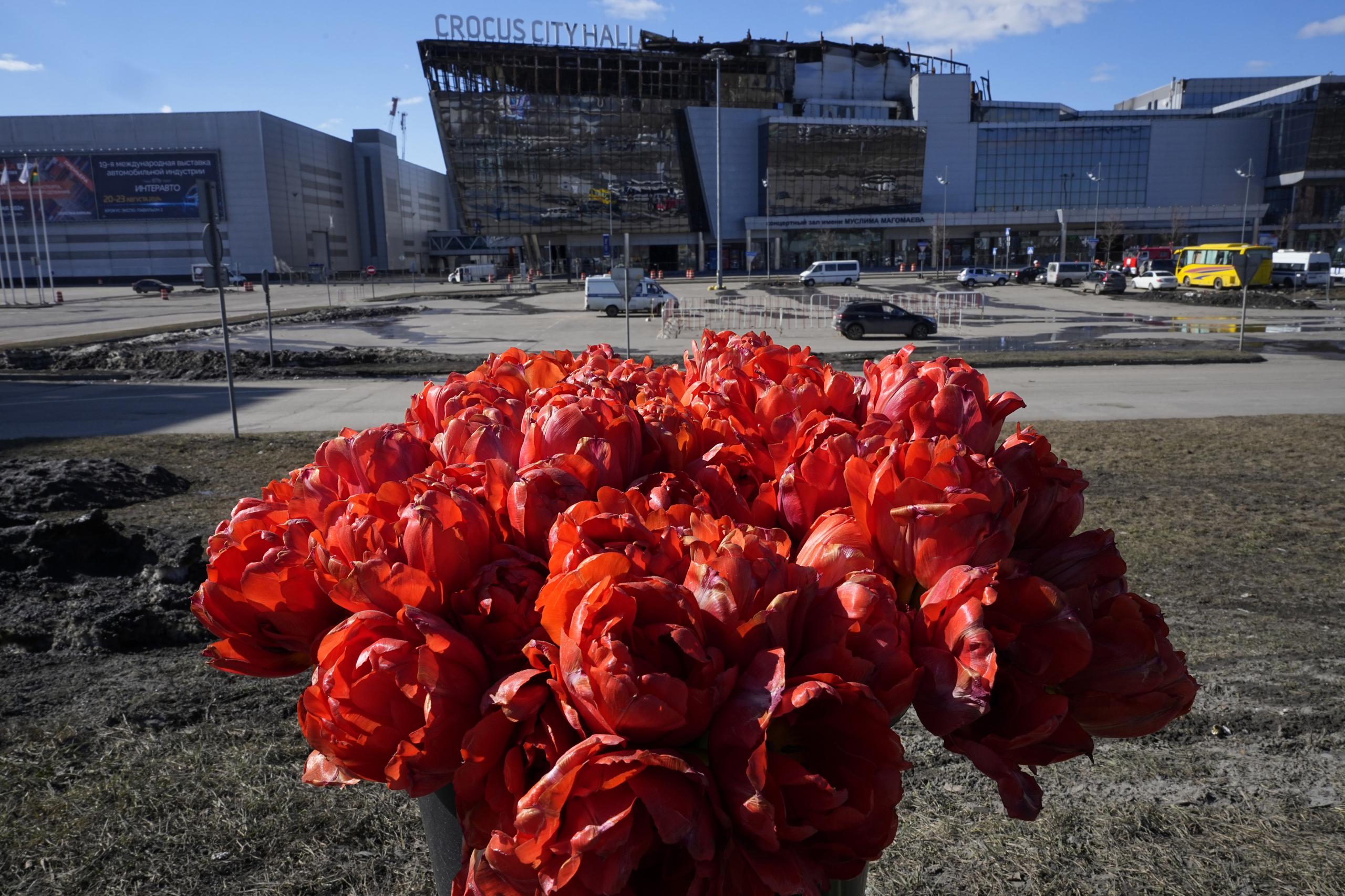 Flores colocadas frente a la sala de conciertos Crocus City Hall en las afueras al oeste de Moscú.