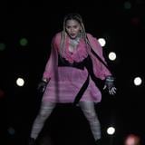 Madonna lanza cerveza a presentador de TV en pleno concierto tras criticarla
