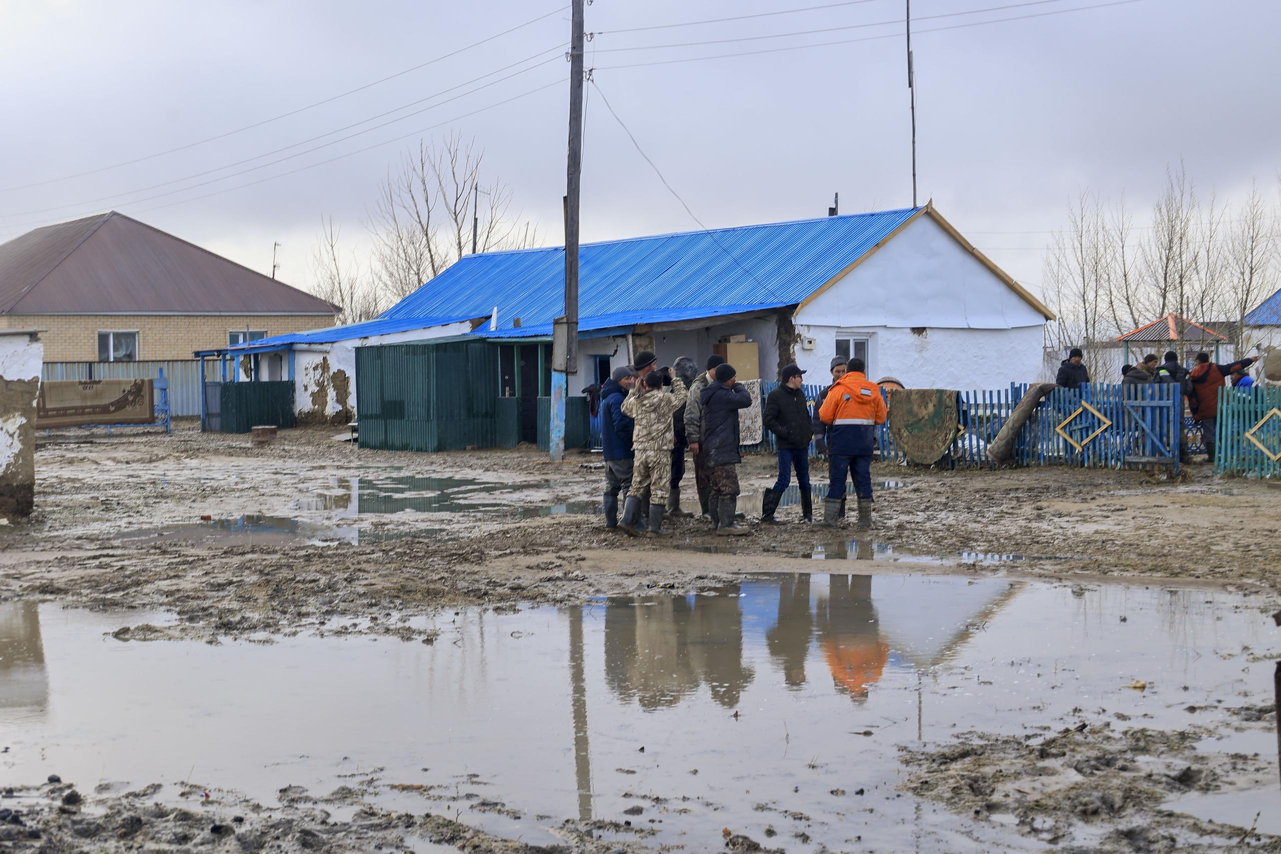Unas personas se organizan para limpiar un área inundada a causa del inicio de la primavera y el deshielo activo en Astaná, Kazajistán. EFE/ Ministerio de Emergencia de Kazajistán.