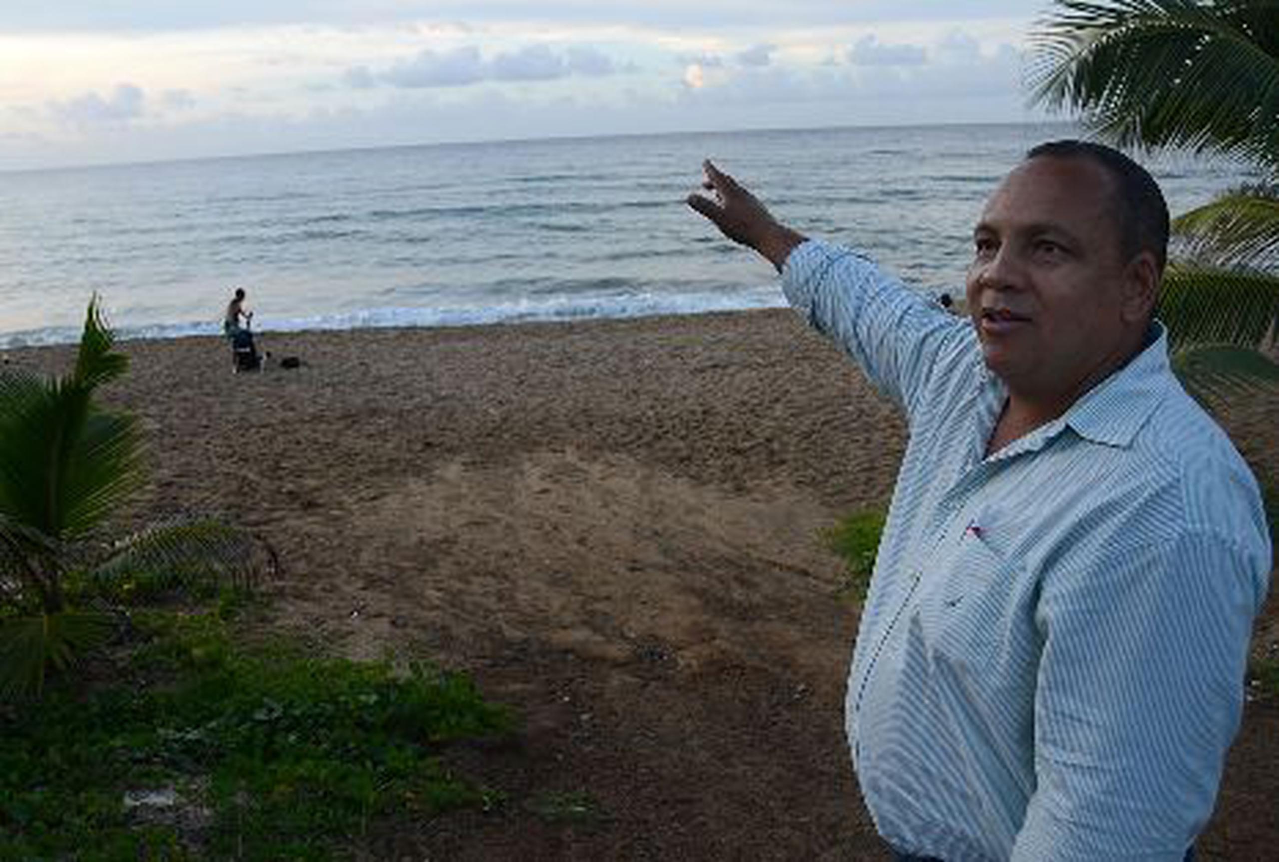Carlos López, alcalde de Rincón, les recomienda a los bañistas visitar otra playa de su municipio  debido a que las olas  que se generan en  Sandy Beach son muy peligrosas.  <font color="yellow">(Para Primera Hora / Olimpo Ramos)</font>