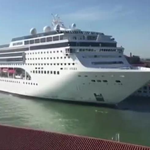 Insólito momento entre un crucero y barcos de turistas en Venecia