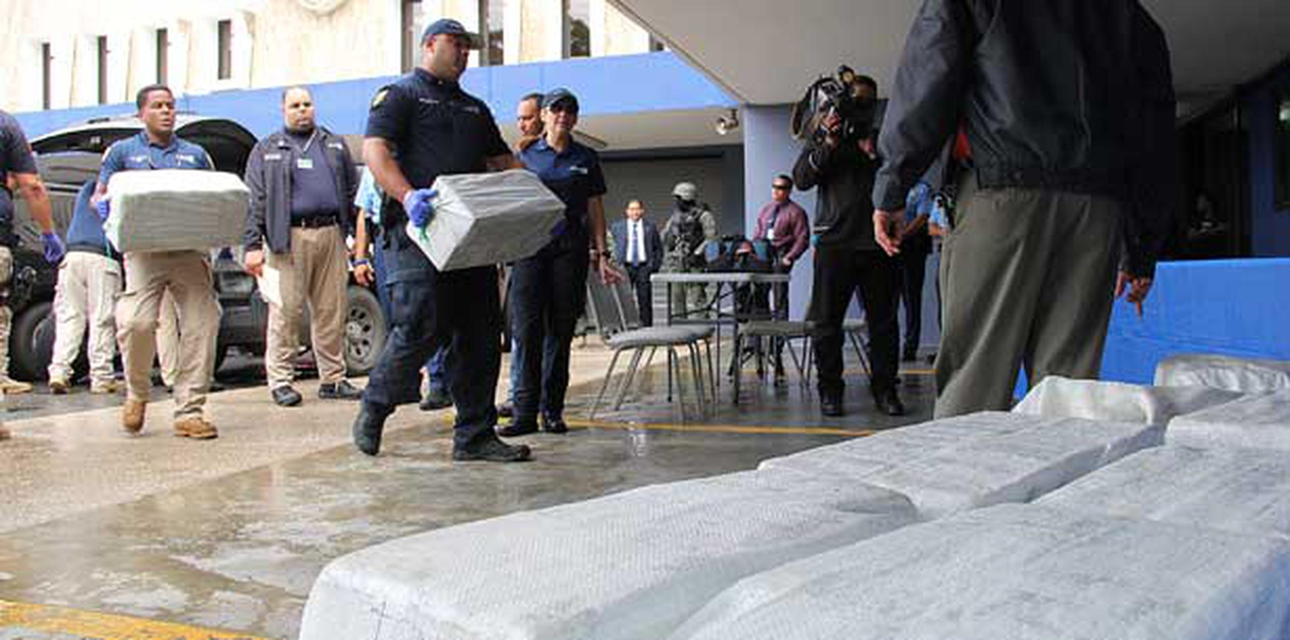 La droga incautada fue presentada en el estacionamiento del Cuartel General de la Policía.  (alex.figueroa@gfrmedia.com)