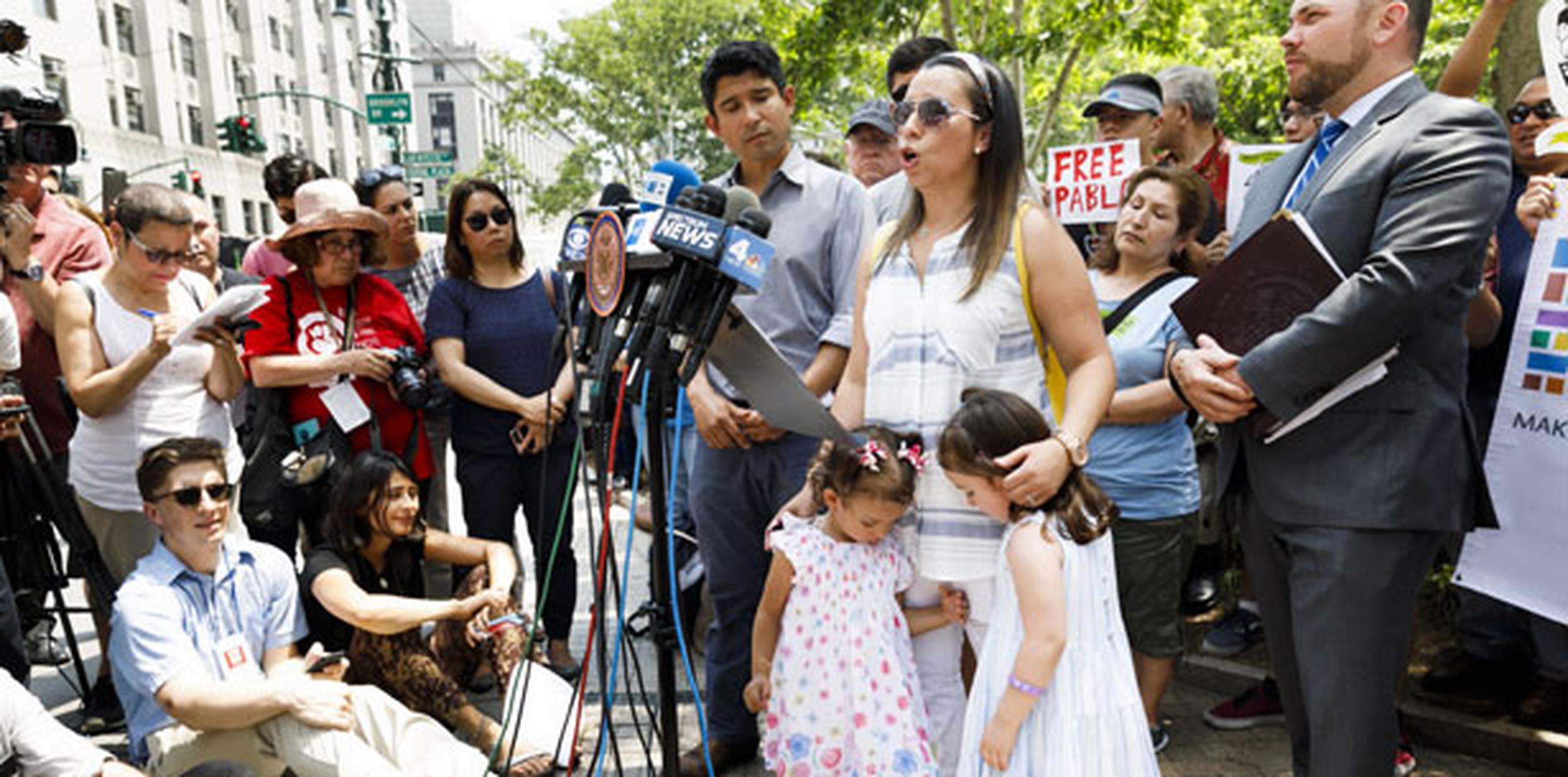 El lunes, la esposa de Villavicencio, Sandra Chica, que es ciudadana estadounidense, habló ante las cámaras junto a sus dos hijas, de dos y tres años, y pidió que su marido sea liberado. 
 (EFE/Justin Lane)