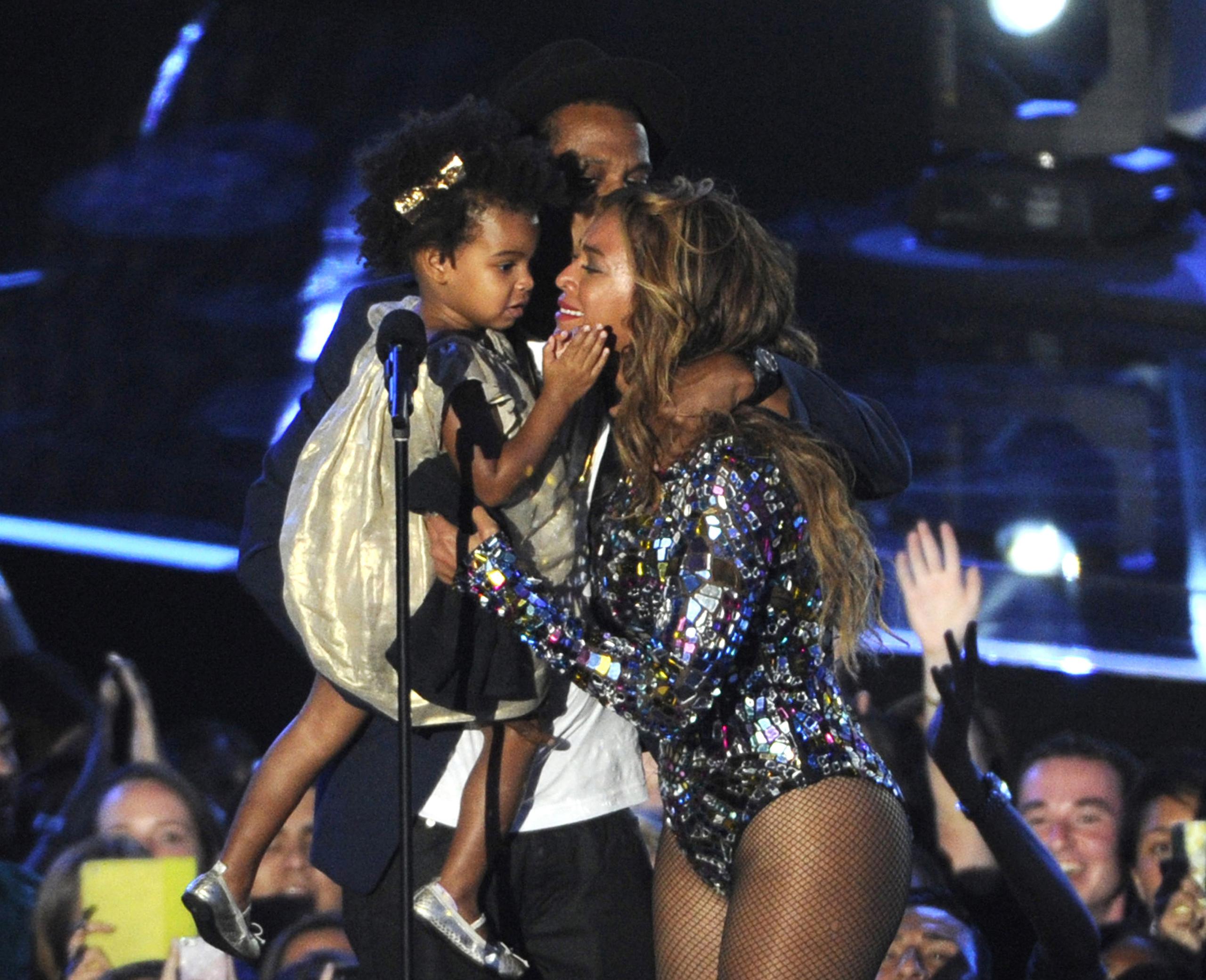 En esta foto de archivo del 24 de agosto de 2014, Beyoncé en el escenario abraza a Jay-Z y a su hija Blue Ivy mientras acepta el premio "Video Vanguard Award" en los MTV Video Music Awards en The Forum, California.