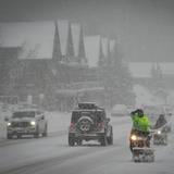 Potente tormenta en California y Nevada deja nieve, carreteras cerradas y hogares sin electricidad