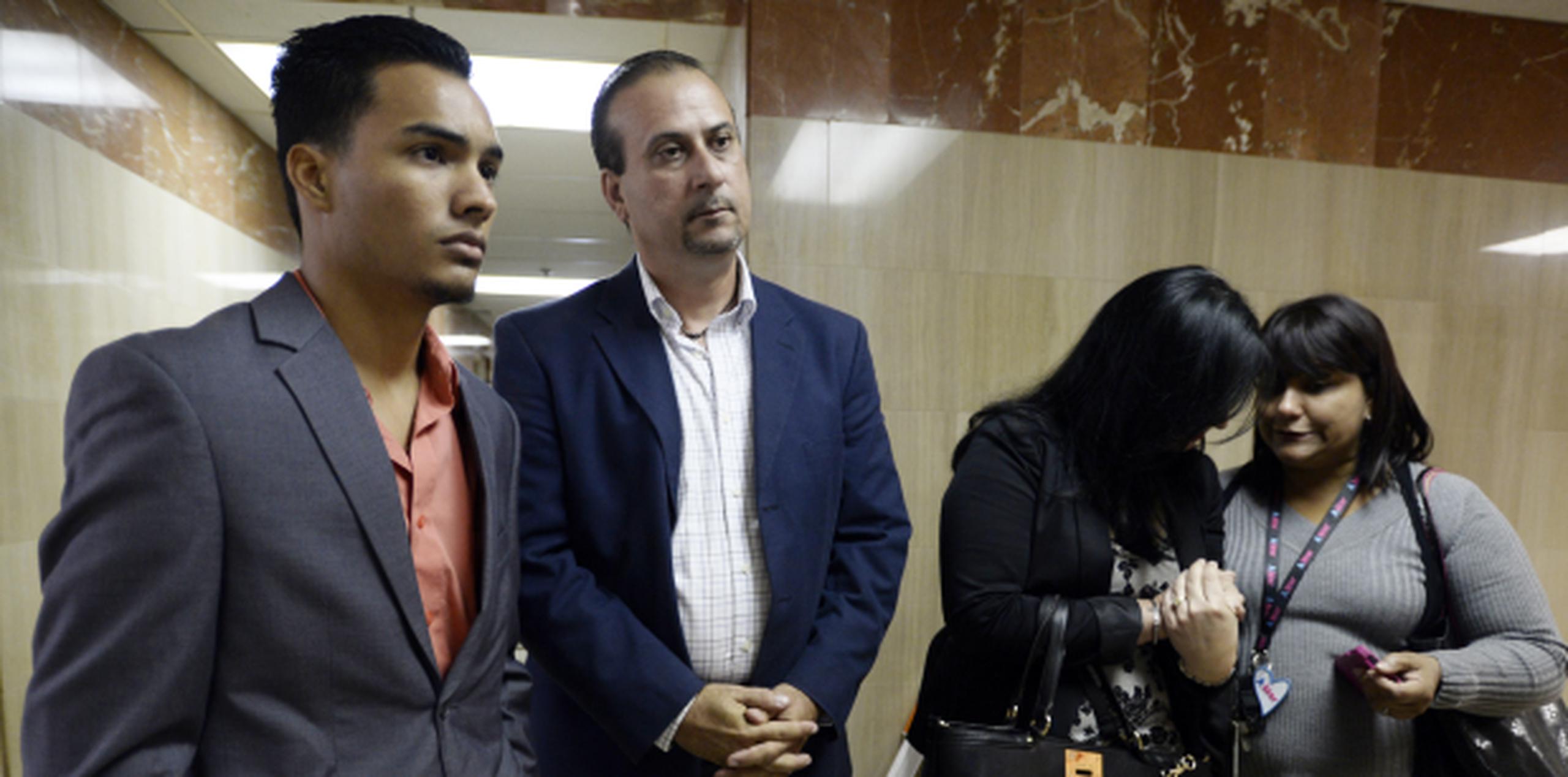 Ortiz Crespo abrazó a sus familiares al salir de la sala, quienes lloraron al escuchar el veredicto. (gerald.lopez@gfrmedia.com)