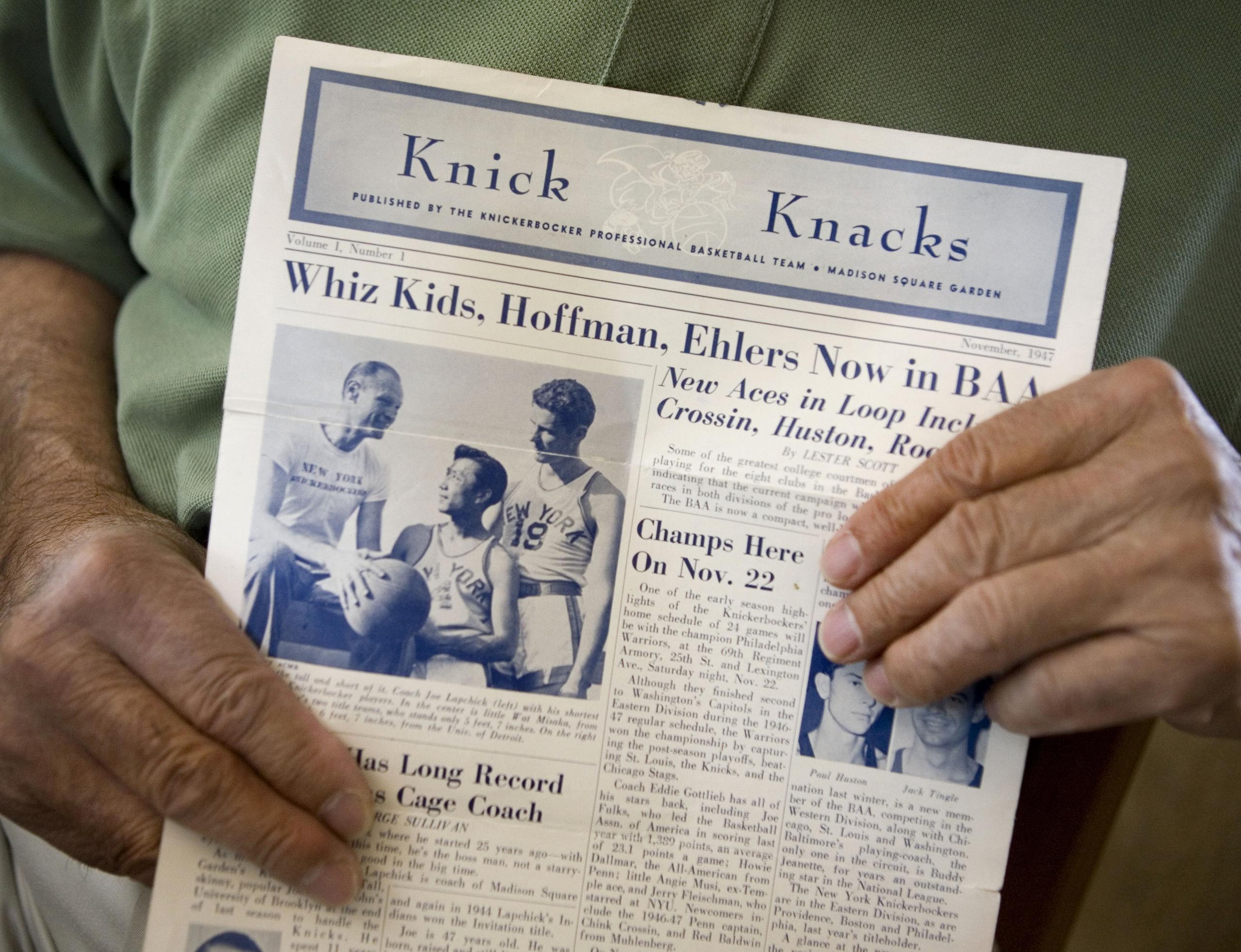 En esta foto aparece un documento original de la primera carta informativa de los New York Knicks, el Knick Knacks.