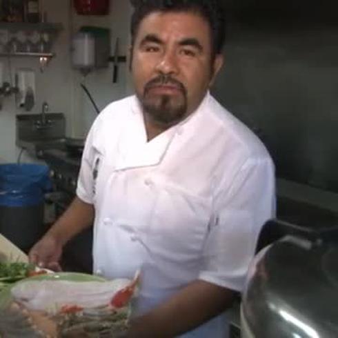 Chef mexicano cocina caldo con piedras calientes para combatir el frío