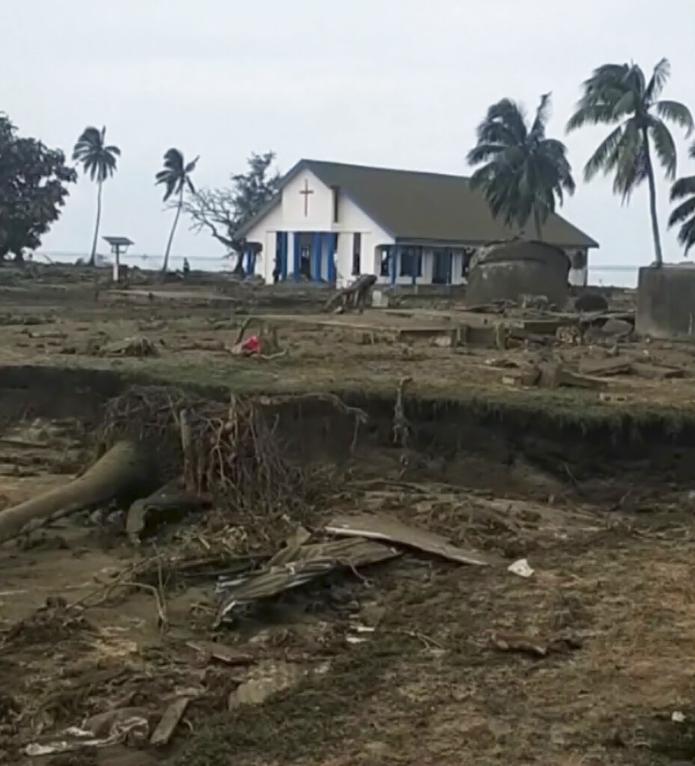 Iglesia mormona dañada en la isla de Atata, en Tonga, el 16 de enero de 2022, el día después del tsunami causado por la erupción volcánica.