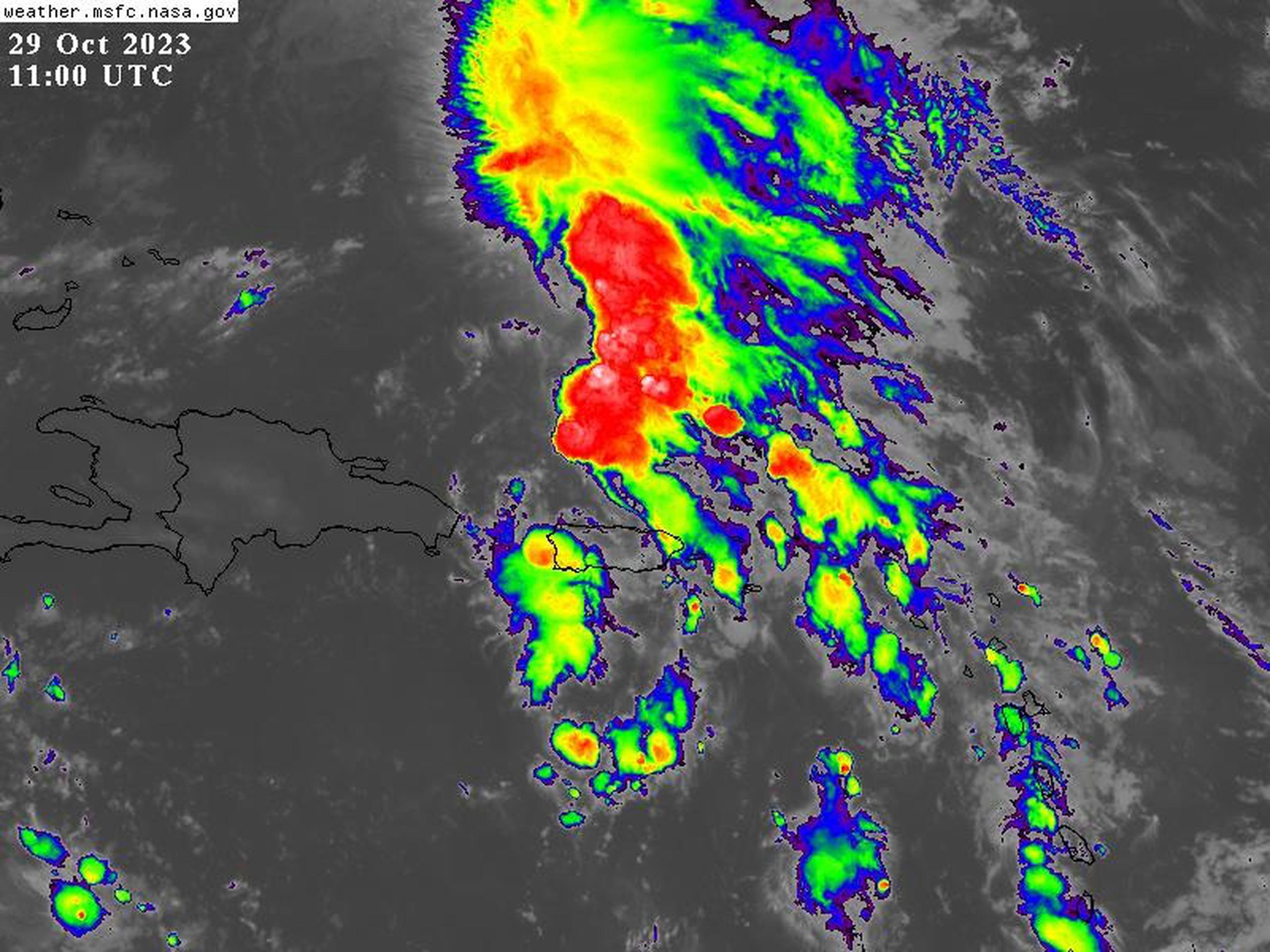 Un sistema de baja presión al nortoeste de Puerto Rico tiene altas probabilidades de desarrollo ciclónico. (NOAA)