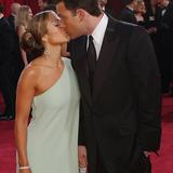 Jennifer López celebra sus 52 años con un apasionado beso con Ben Affleck