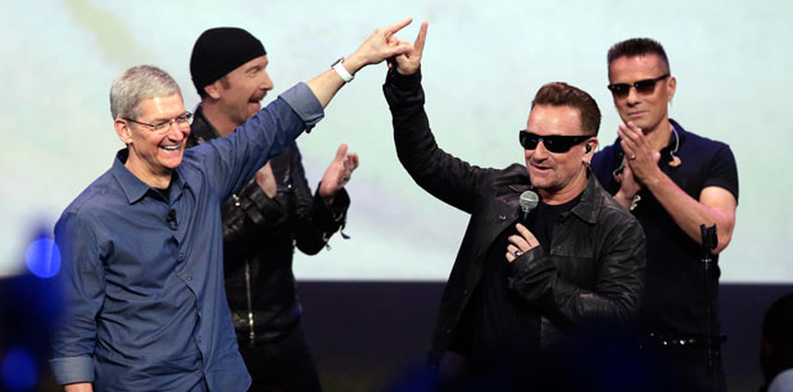 Al abrigo del gigante Apple, con el que el grupo colabora desde hace diez años, Bono dio en California una de las sorpresas musicales del año. (AP)