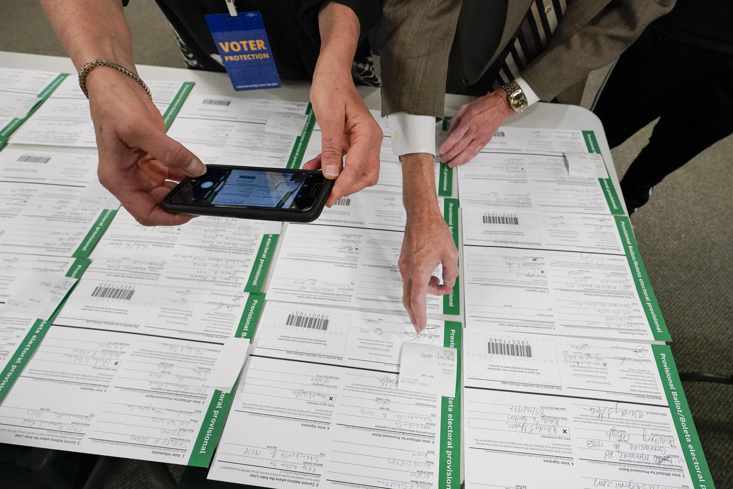 Un supervisor de escrutinio fotografía papeletas provisionales en el condado Lehigh mientras prosigue el conteo de votos de la elección general en Allentown, Pensilvania.