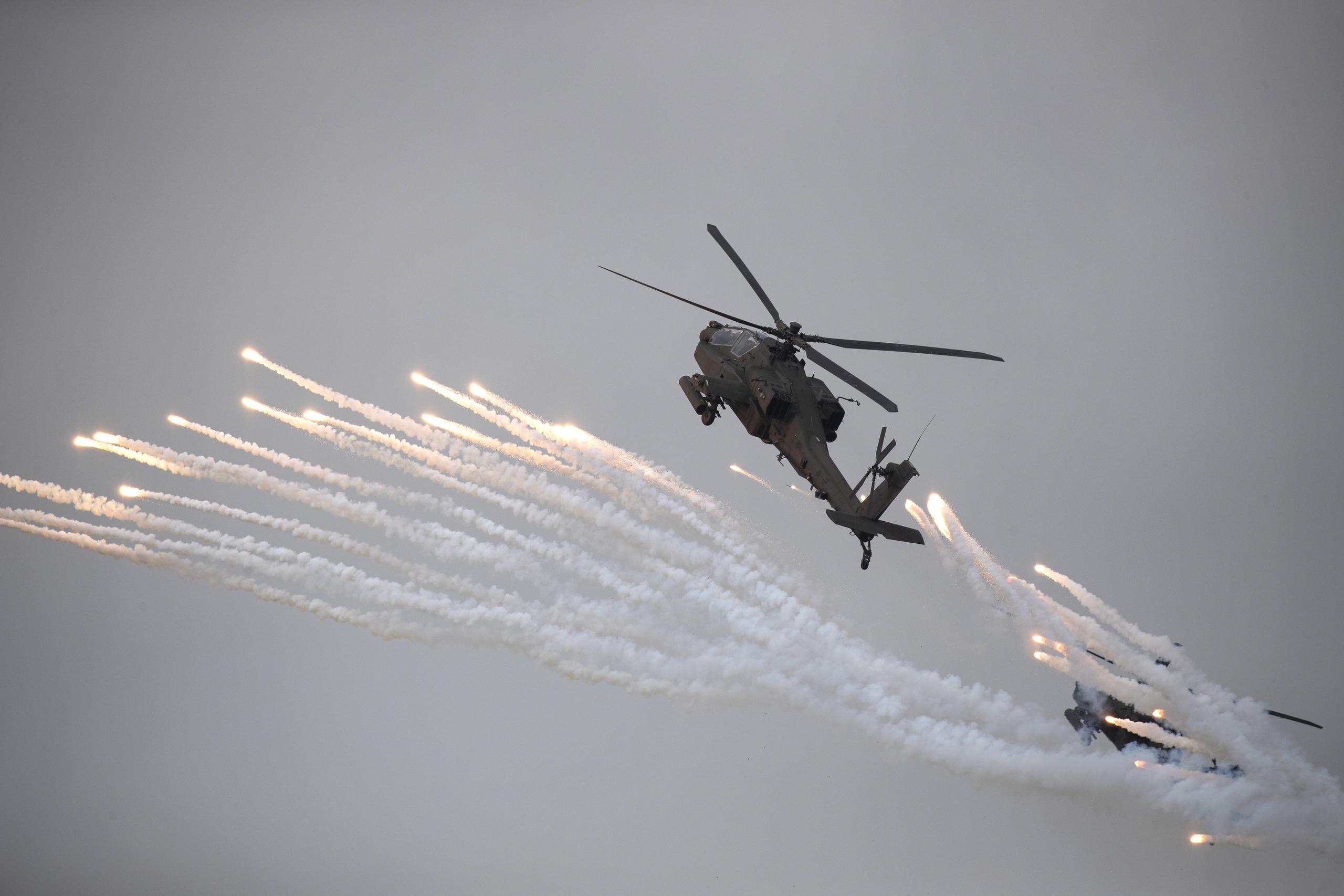 Las fuerzas estadounidenses aportaron también helicópteros Apache, lanzacohetes múltiples M270A1 o el vehículo de reconocimiento nuclear, biológico y químico M1135. (EFE/EPA/JEON HEON-KYUN)