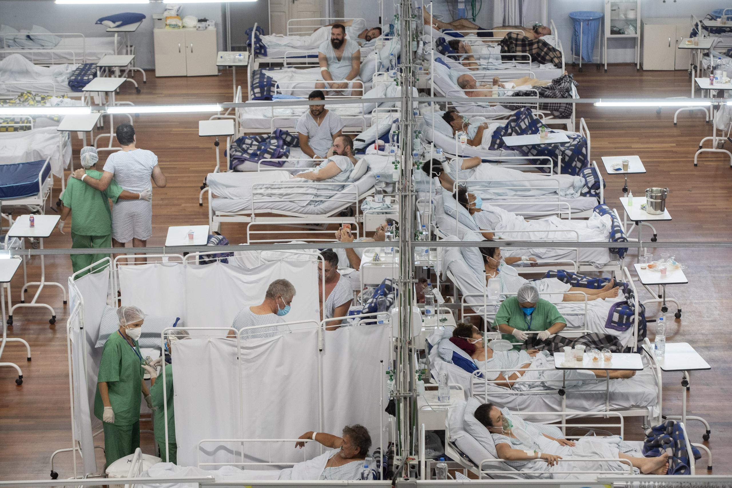 Pacientes con COVID-19 descansan en sus camas en un hospital de campaña habilitado en el interior de un recinto deportivo, en Santo Andre, a las afueras de Sao Paulo, Brasil, el 4 de marzo de 2021.