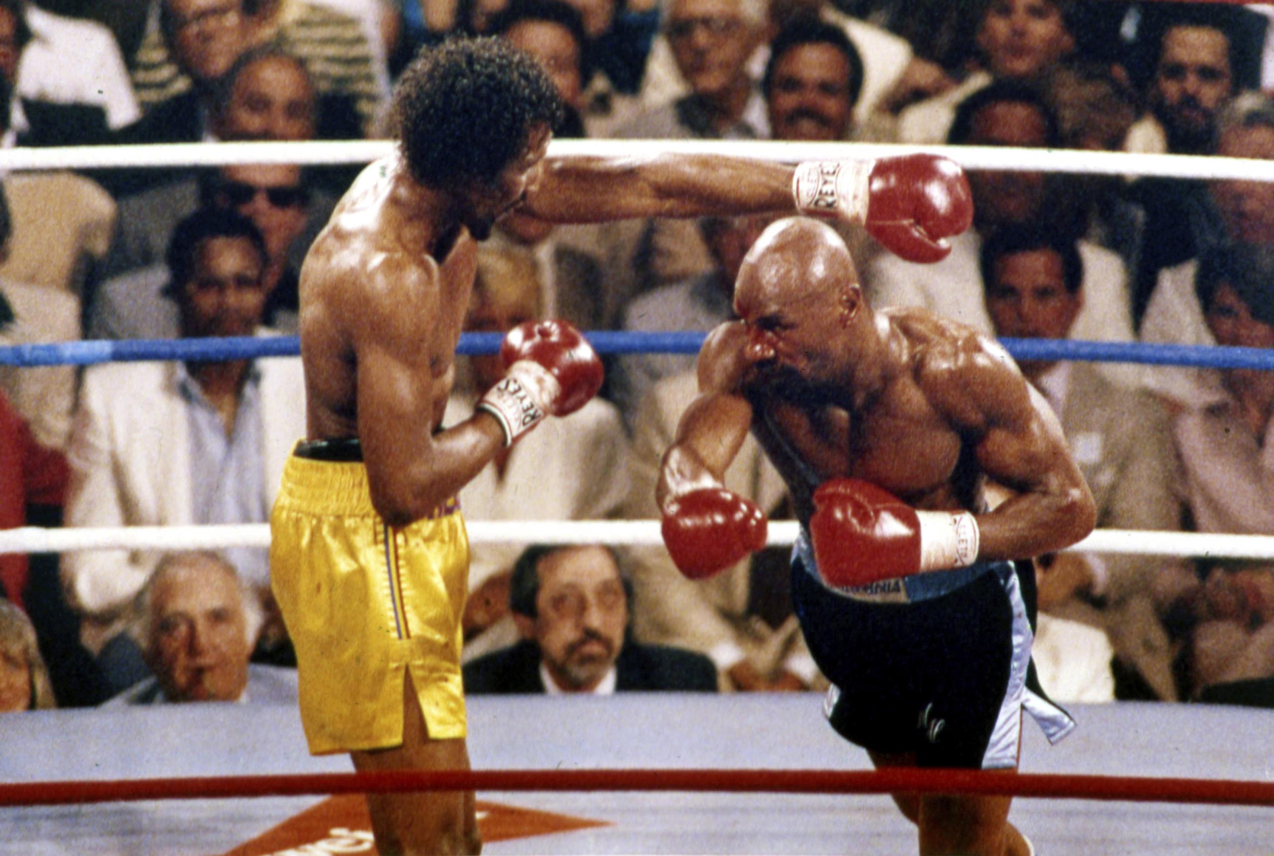 En esta foto de abril de 1985, Marvin Hagler (derecha) y Thomas Hearns pelean en el primer asalto de la pelea por el centro mundial en Las Vegas.