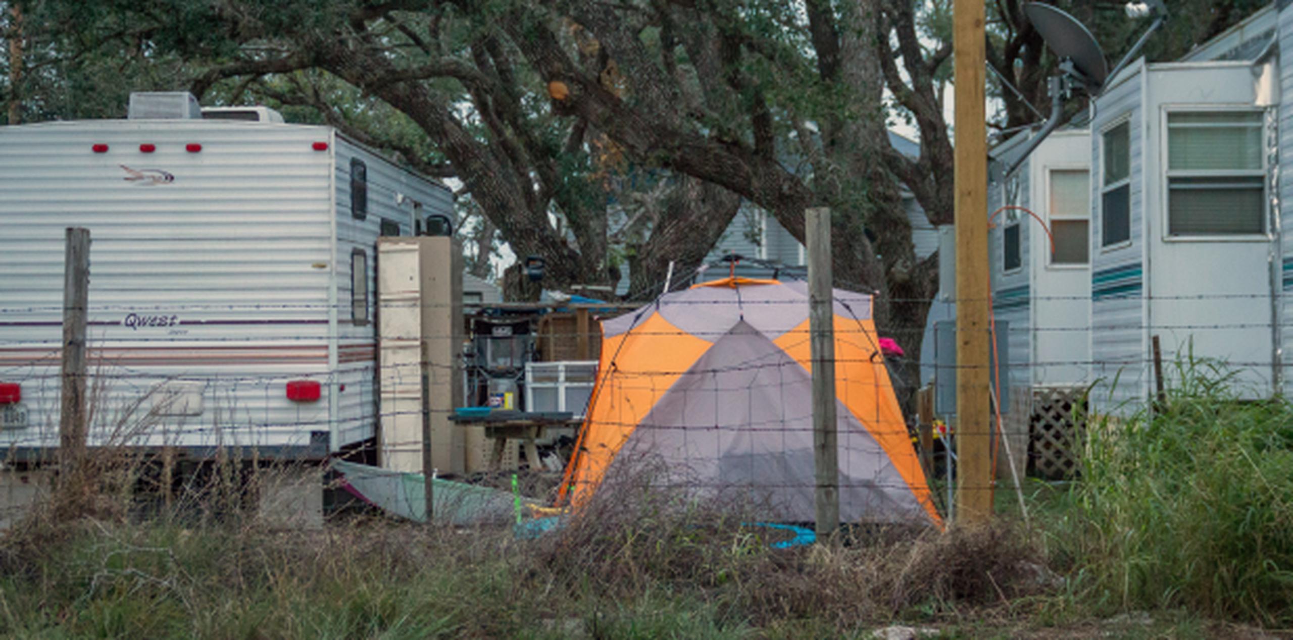 Foto tomada el pasado 15 de diciembre de gente viviendo en casas remolque y en carpas en Rockport, Texas. (Kim Porter vía AP)