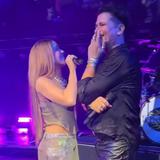 Video: La arriesgada sorpresa de Shakira a Carlos Vives en pleno concierto en Miami