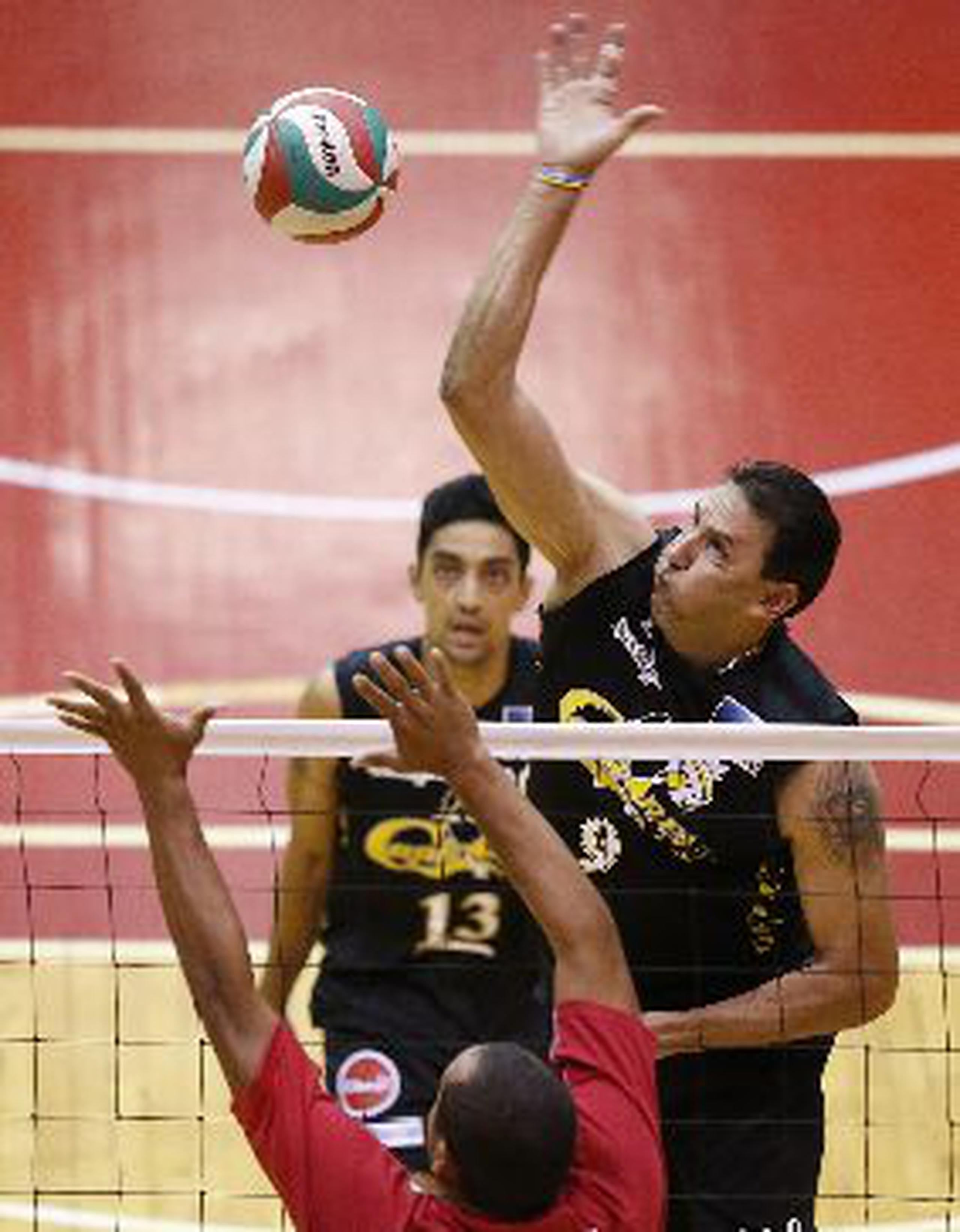  Luis Rodríguez, rematando, participa con su cuarto equipo en la LVSM.&nbsp;<font color="yellow">(lino.prieto@gfrmedia.com)</font>