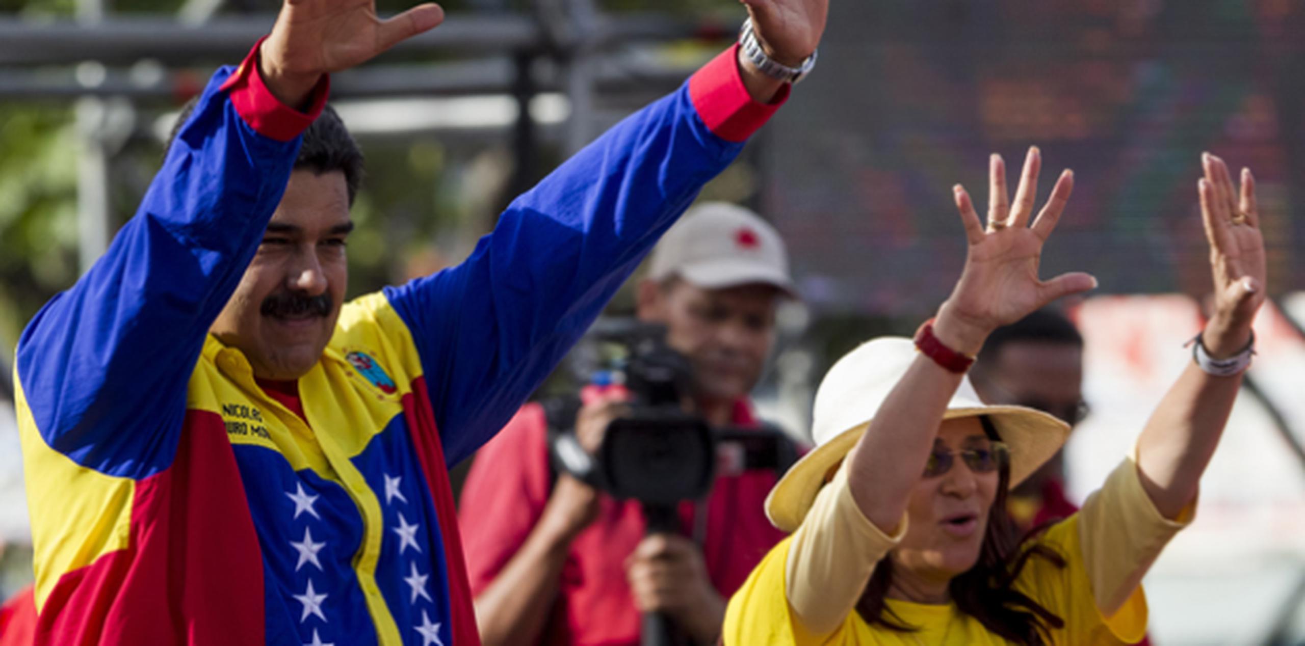El presidente venezolano, Nicolás Maduro, y su esposa y candidata a diputada, Cilia Flores, asisten al cierre de campaña de la coalición oficialista Gran Polo Patriótico (GPP)  en Caracas, Venezuela. (EFE)