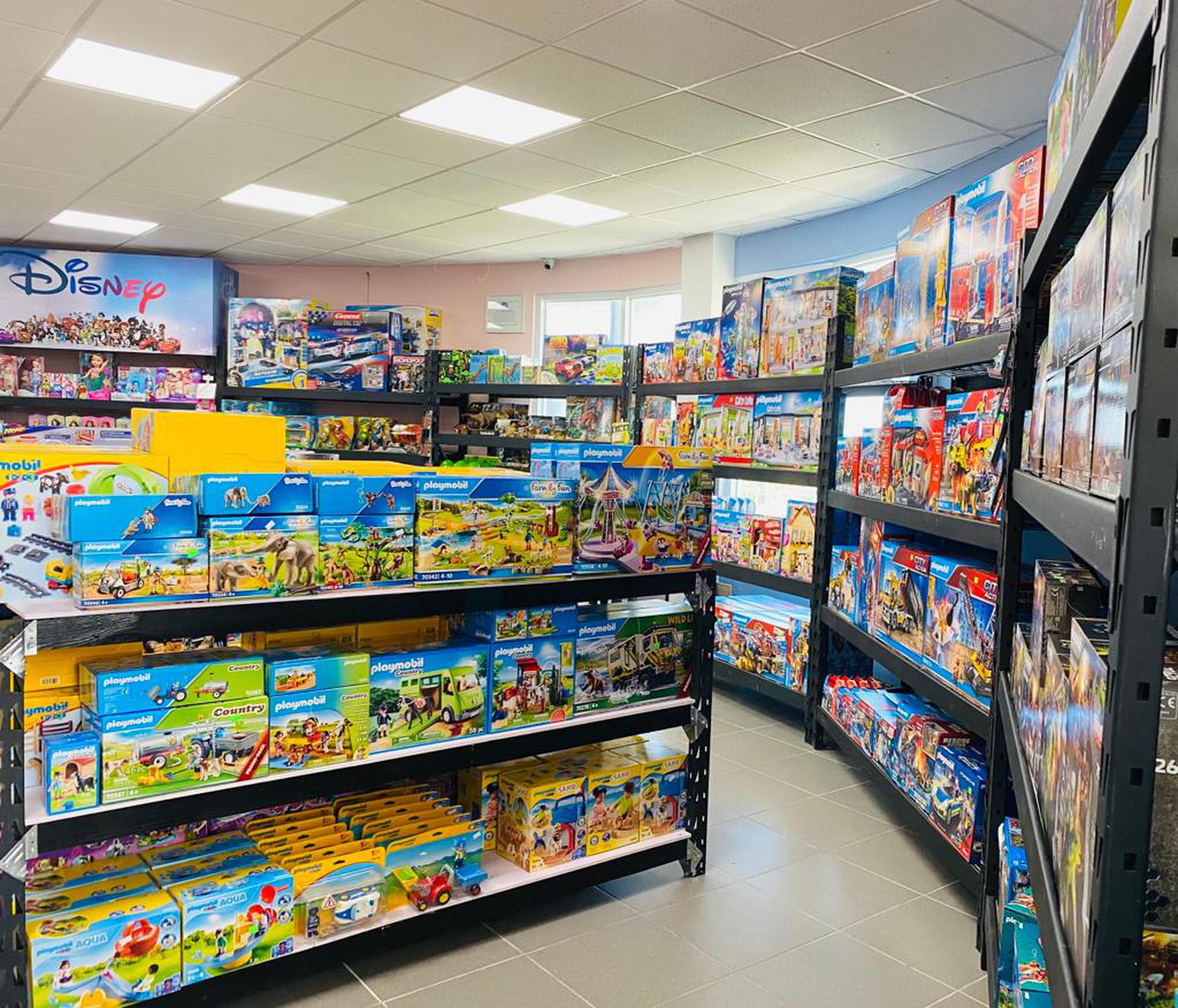Propietarias de jugueterías locales han señalado que, aún estando preparadas para las ventas de Navidad, diversas productoras están notificando retrasos de hasta un mes y medio en el envío de nueva mercancia.