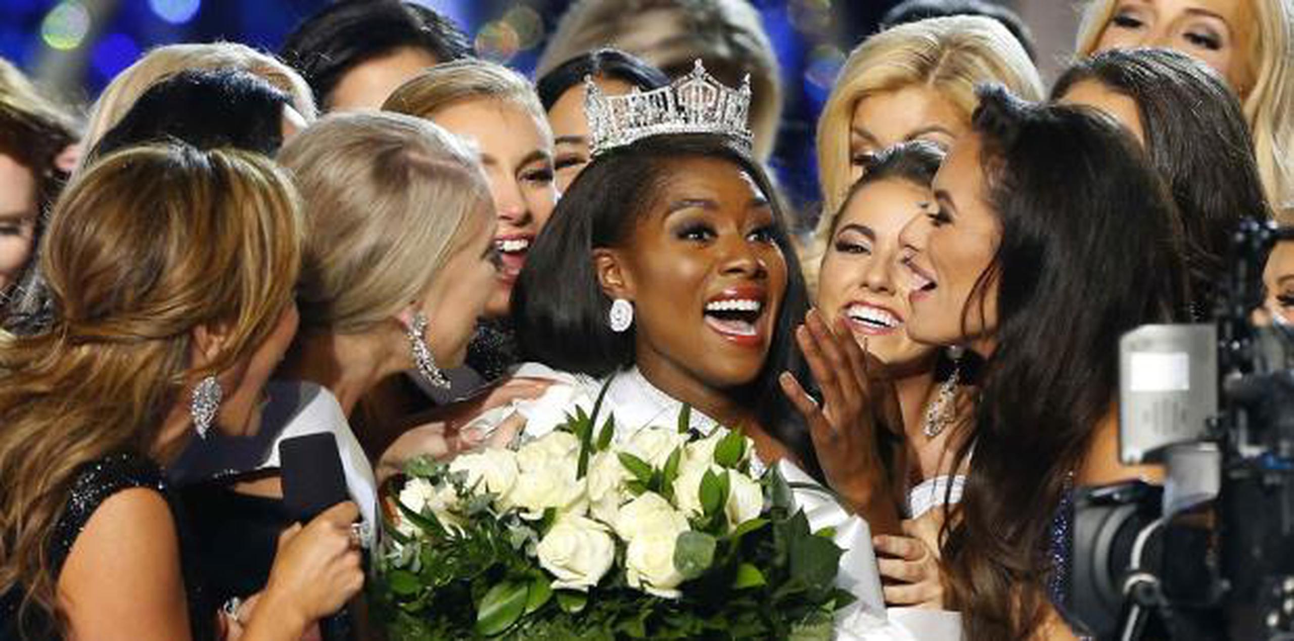La nueva reina, Miss Nueva York, Nia Imani Franklin, recibió diversas muestras de afecto de las otras participantes. (AP)