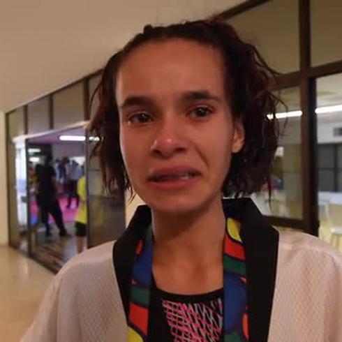 Alexandra Degross llora al dedicarle su medalla a Puerto Rico