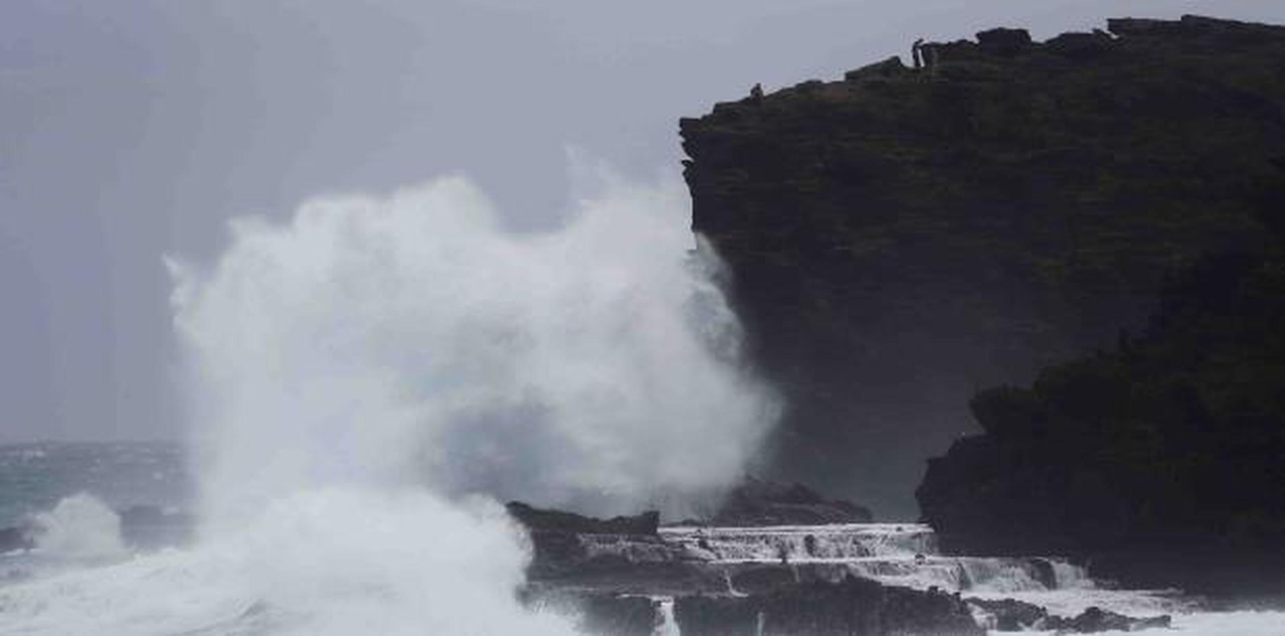 Enormes olas golpean los acantilados cerca de Halona Blowhole el viernes en Waimanalo, Hawái. (AP / Marco García)