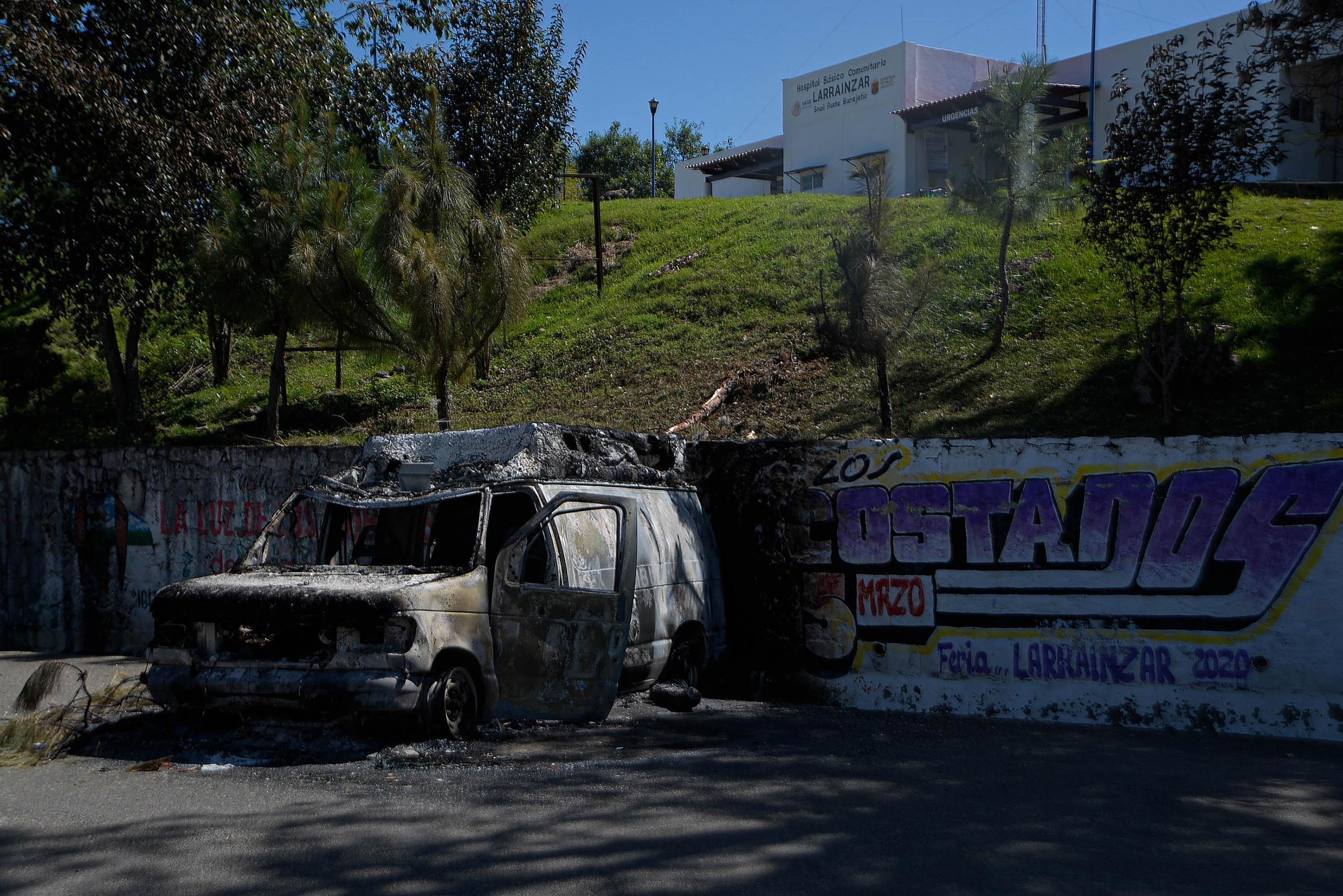 Vista de una ambulancia quemada este sábado, en San Andrés Larraínzar, en el estado de Chiapas (México).
