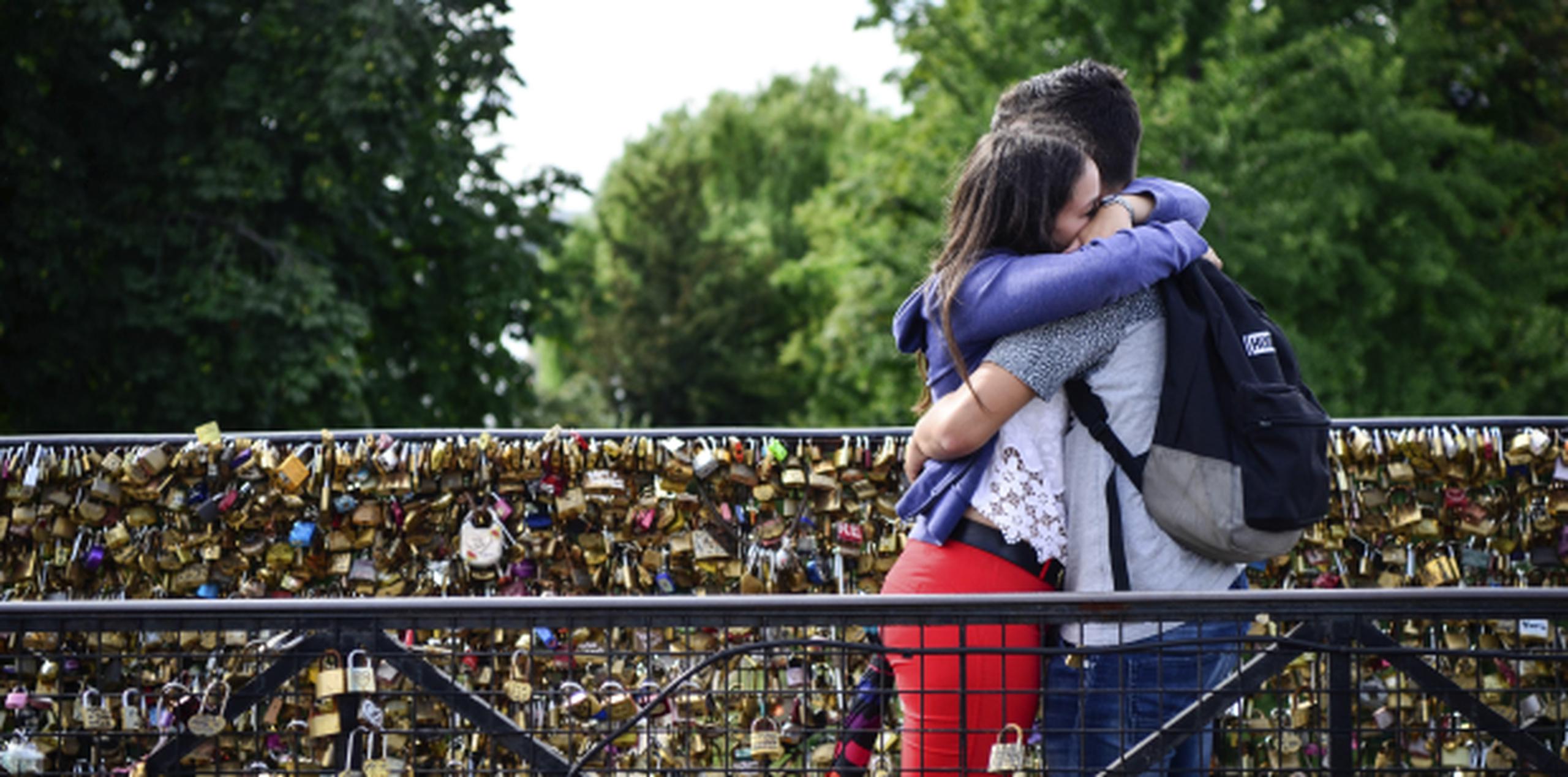 Las parejas llegan a puentes del río Sena, en París, y colocan candados en señal de su amor, práctica que es desaprobada por el gobierno. (EFE)