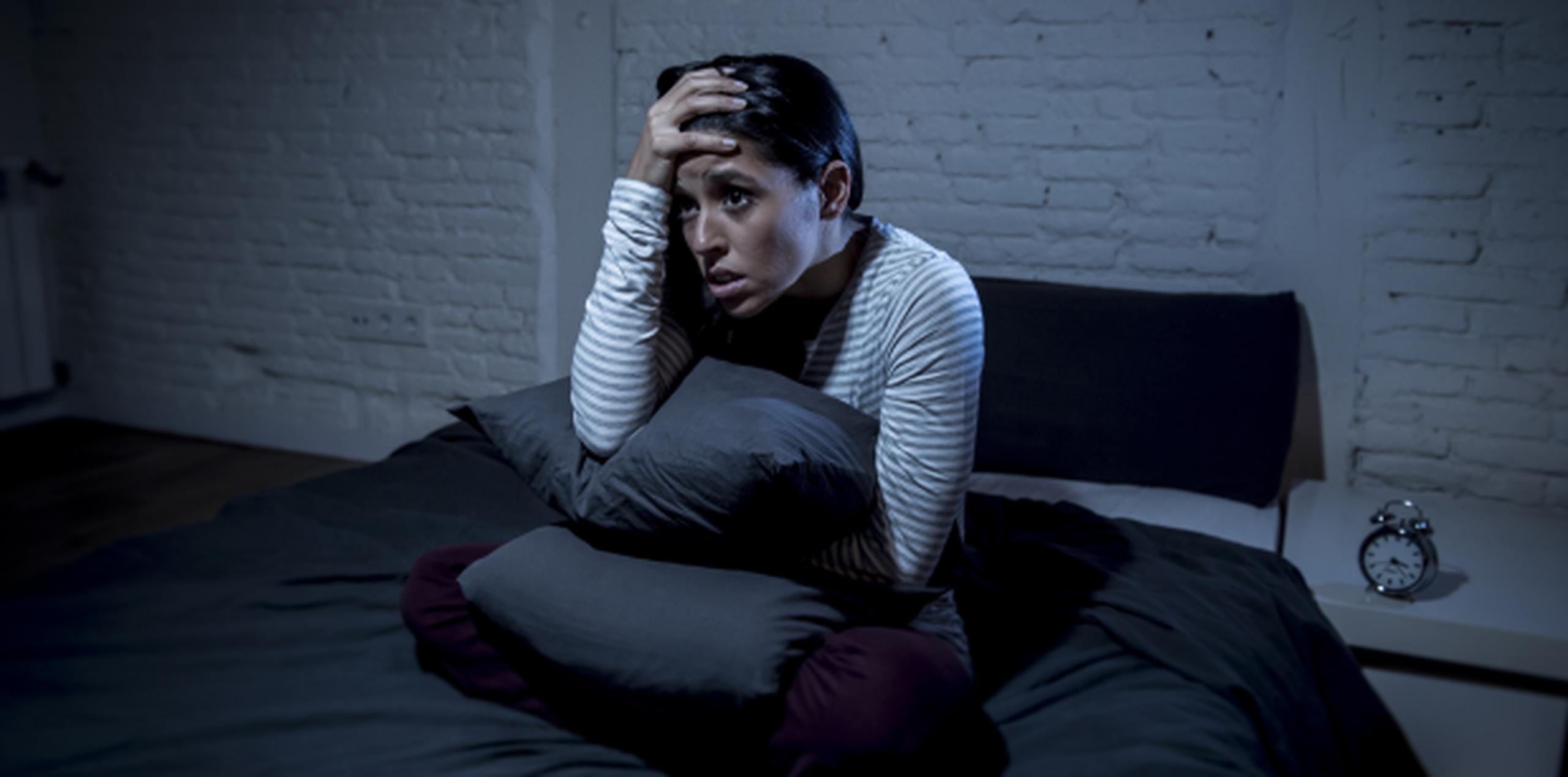 En el estudio, aquellos que reportaron mayor cantidad de horas de insomnio y pesadillas mostraron tendencias suicidas más altas. (Shutterstock)