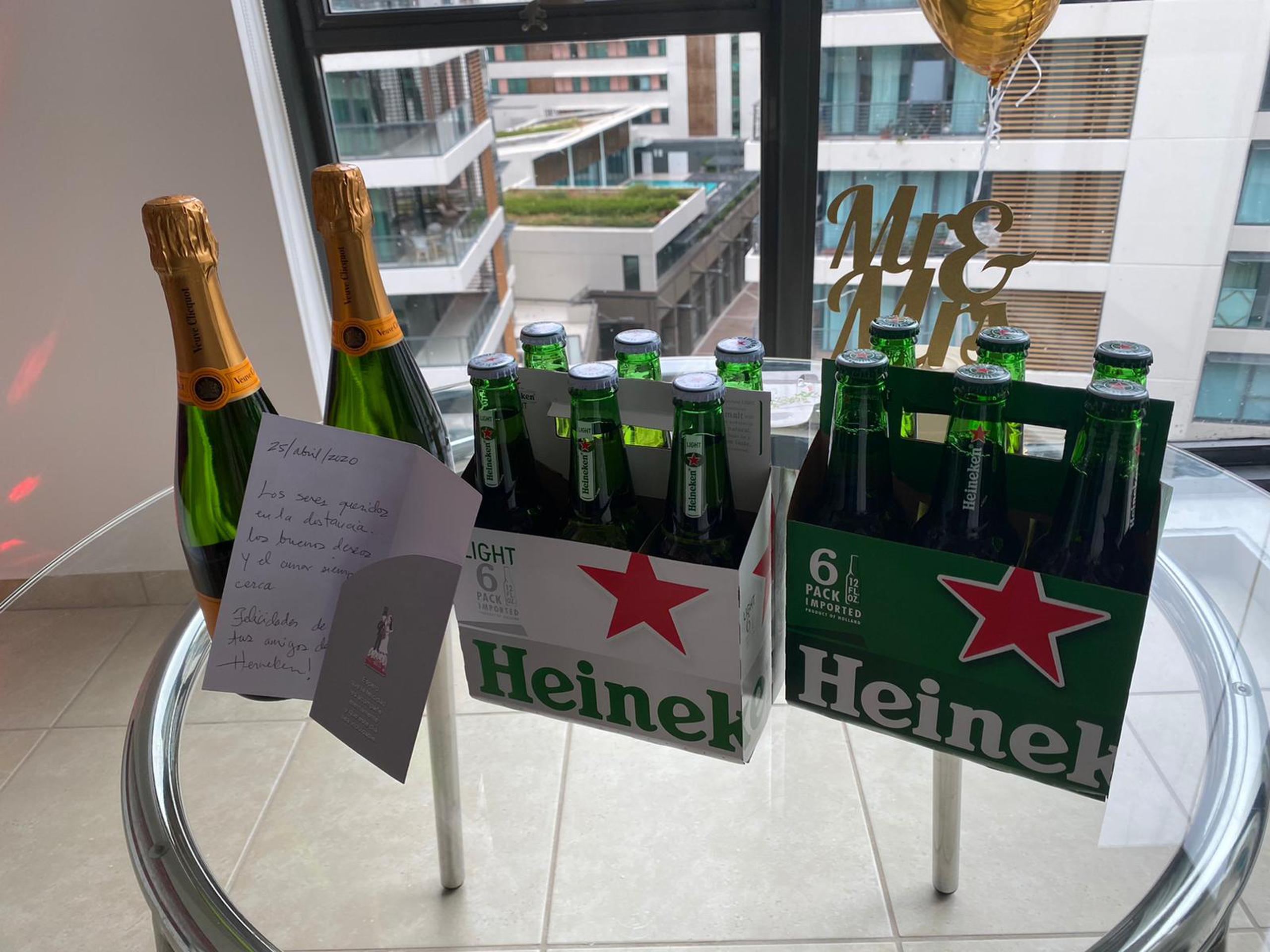 Heineken les envió un obsequio junto a una postal de felicitación.
