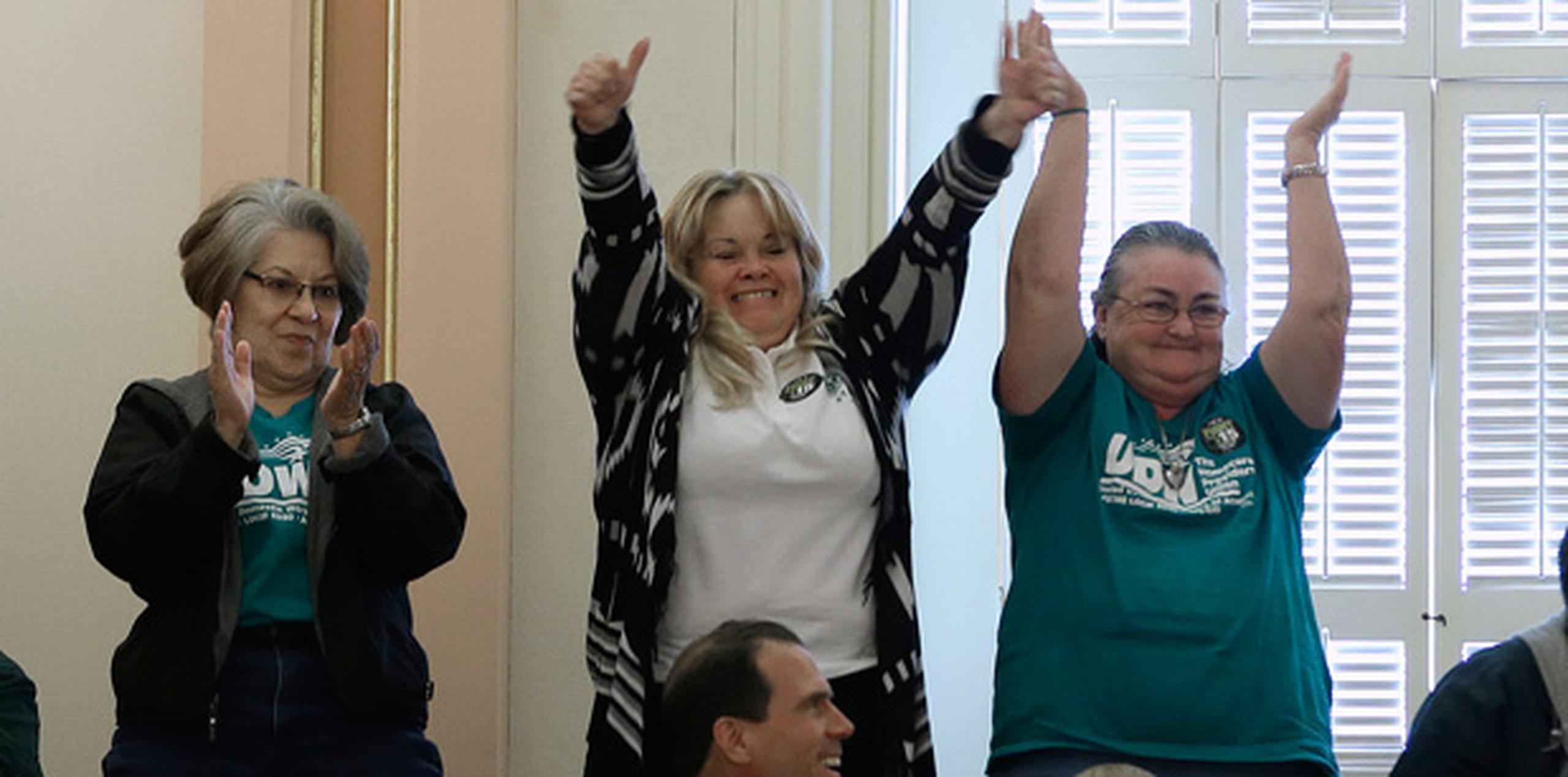 La legislatura californiana aprobó el nuevo salario el jueves. En la foto, defensores del alza celebran la decisión. (AP)