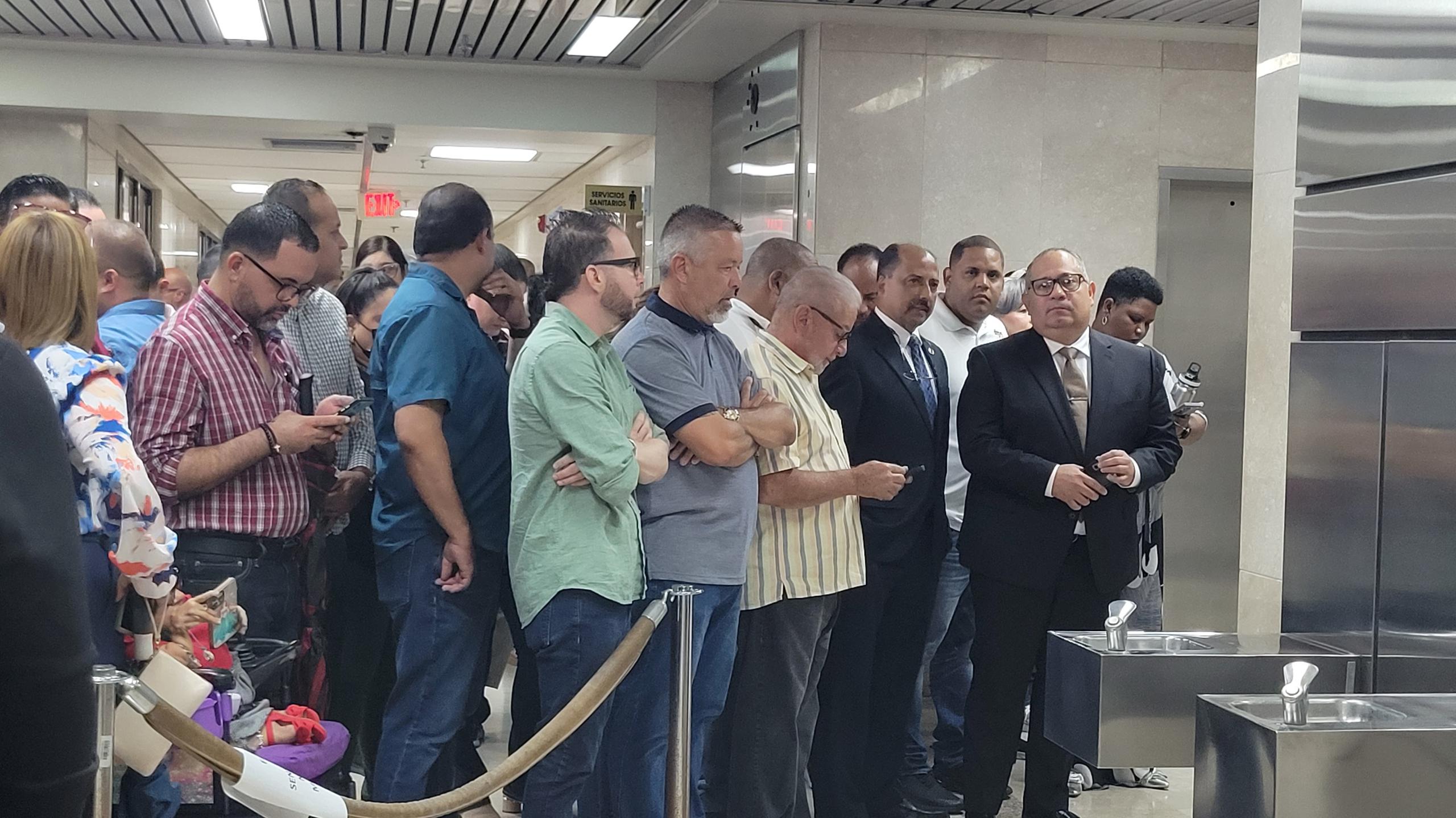 Empleados de Ponce llegan a apoyar al alcalde Luis Irrizarry Pabón tras citación del FEI para radicarle cargos.