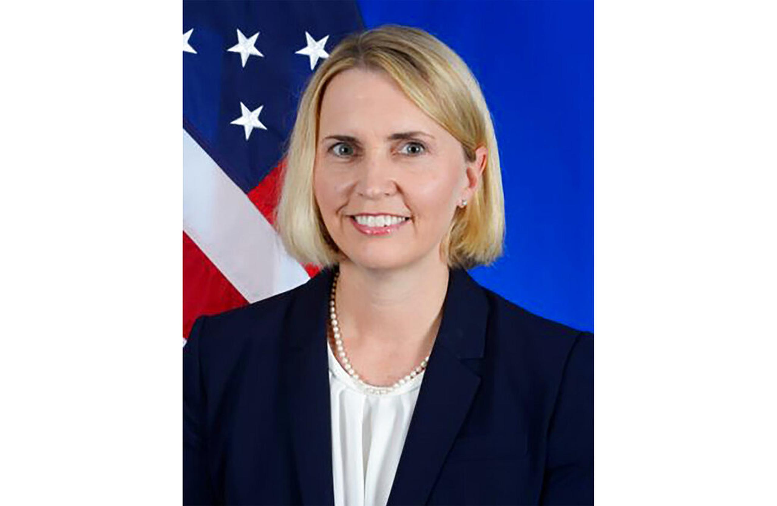 Este retrato oficial sin fecha proporcionado por el Departamento de Estado muestra a la embajadora Bridget Brink.