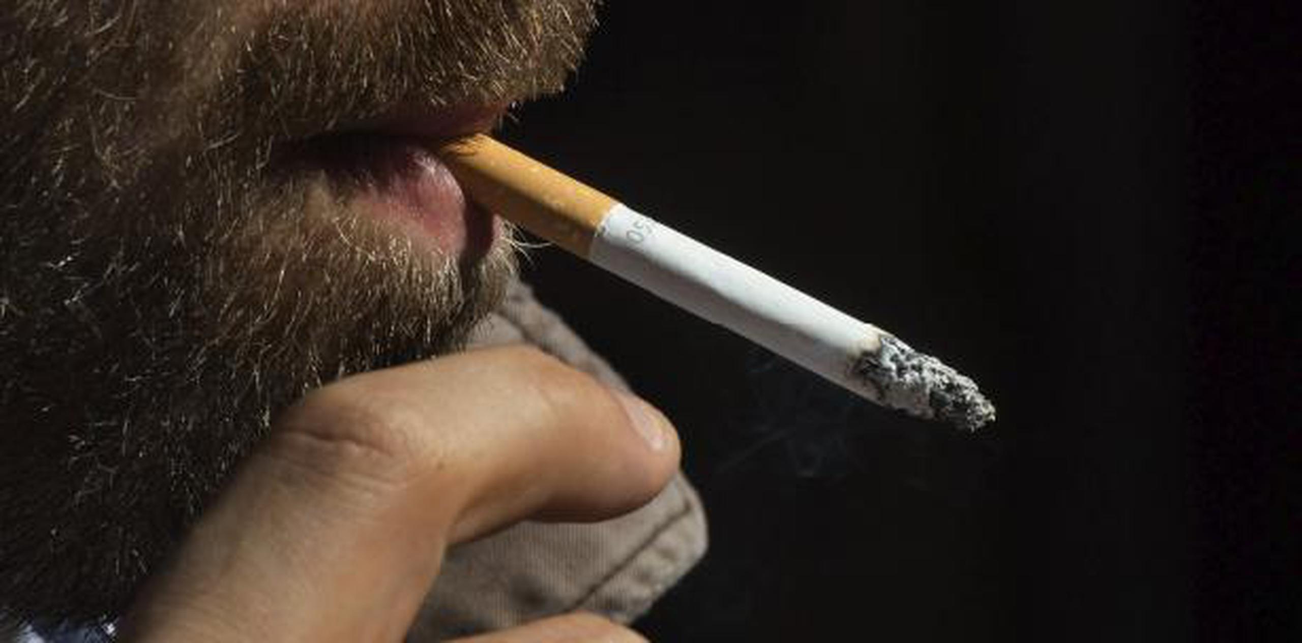 Dieciséis estados han aprobado subir la edad mínima para fumar a 21 años, aunque en algunos los cambios no entrarán en vigor sino este año dentro de unos meses o en los próximos años. (Archivo)